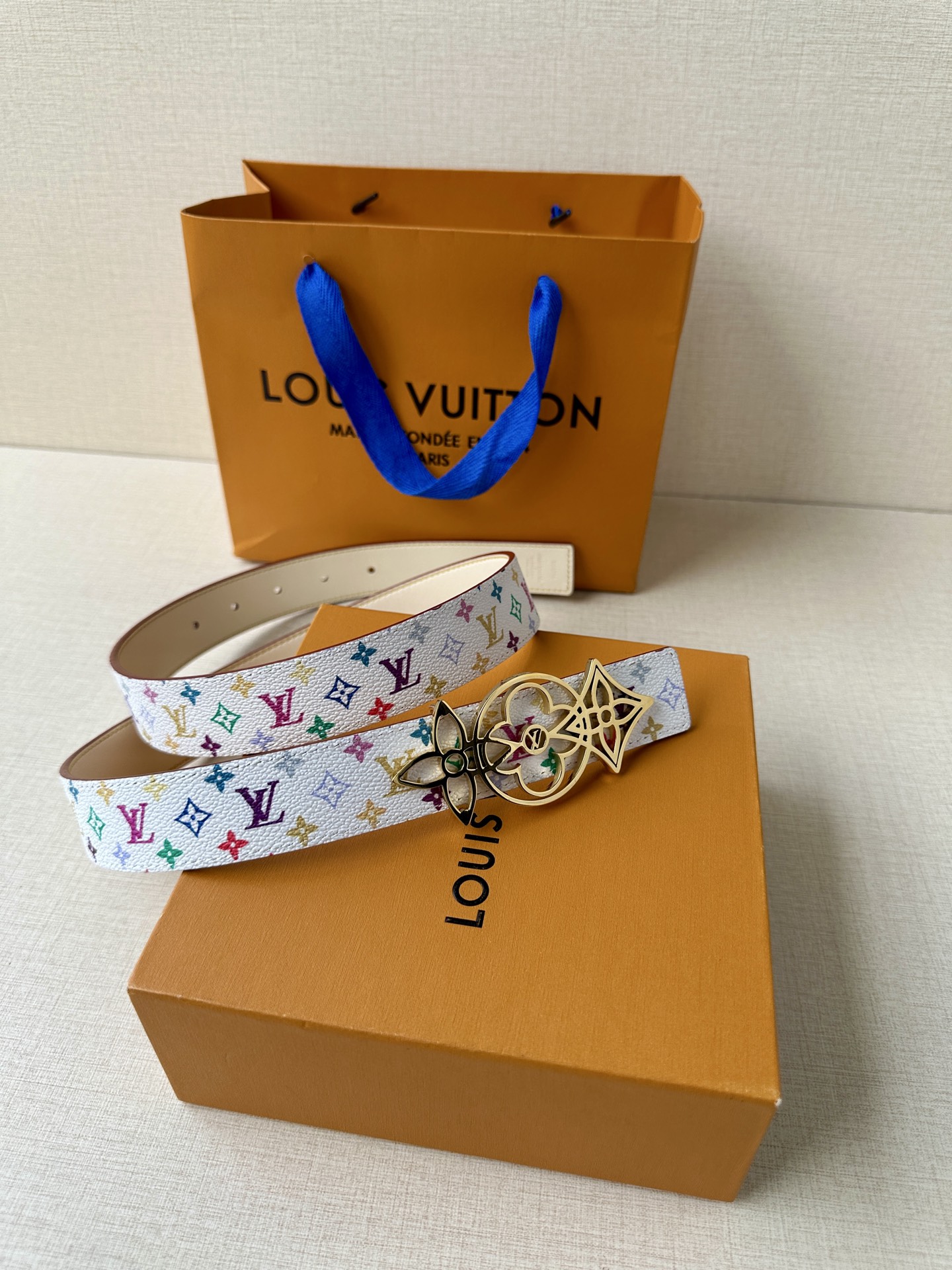    3.0宽 LV 双面腰带取材缝线皮革和 小黑花 小白花帆布 新款珐琅搭扣映衬榄尖形腰带末端，为纤细