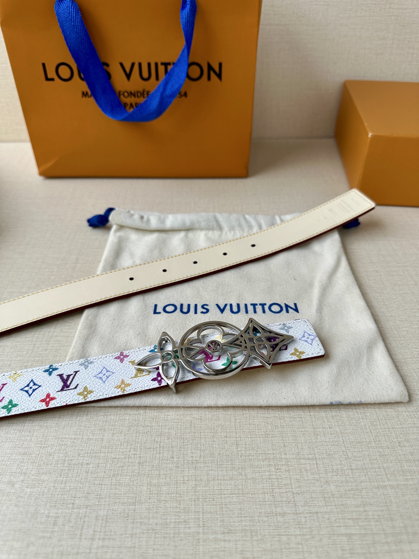    3.0宽 LV 双面腰带取材缝线皮革和 小黑花 小白花帆布 新款珐琅搭扣映衬榄尖形腰带末端，为纤细
