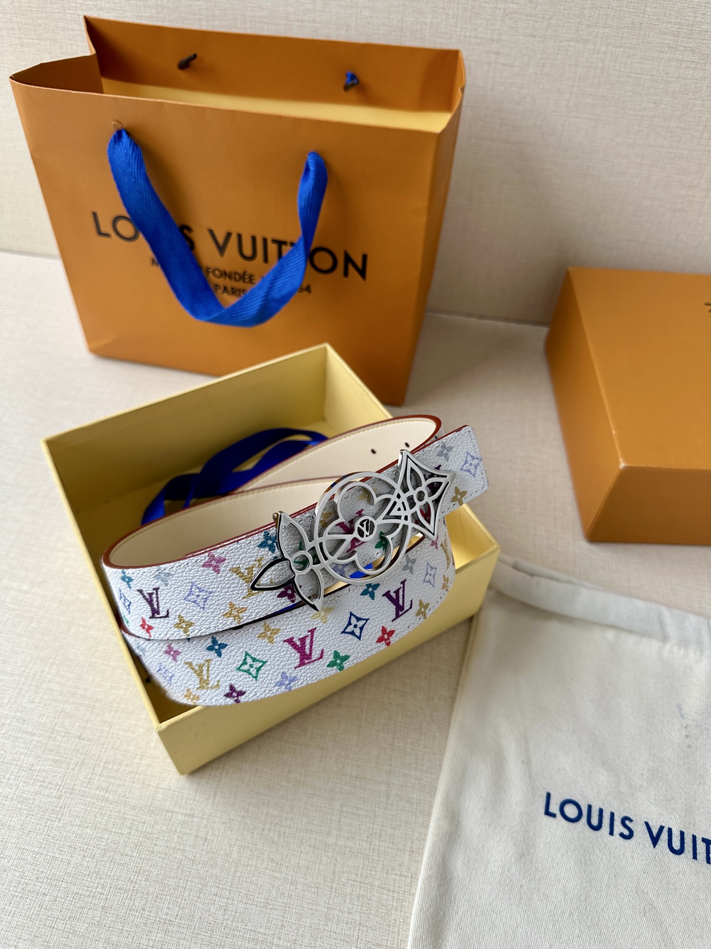    3.0宽 LV 双面腰带取材缝线皮革和 小黑花 小白花帆布 新款珐琅搭扣映衬榄尖形腰带末端，为纤细
