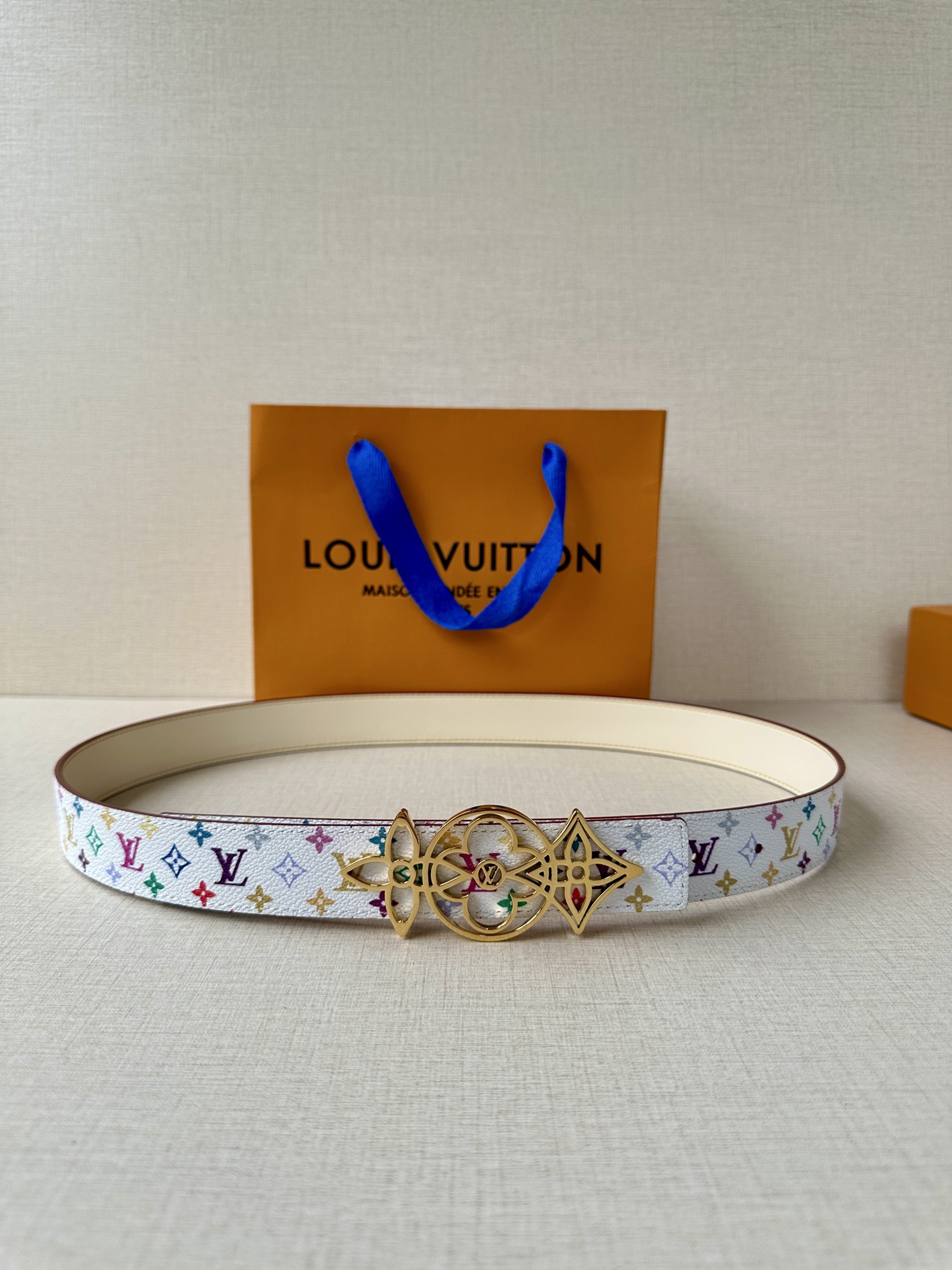    3.0宽 LV 双面腰带取材缝线皮革和 小黑花 小白花帆布 新款珐琅搭扣映衬榄尖形腰带末端，为纤细