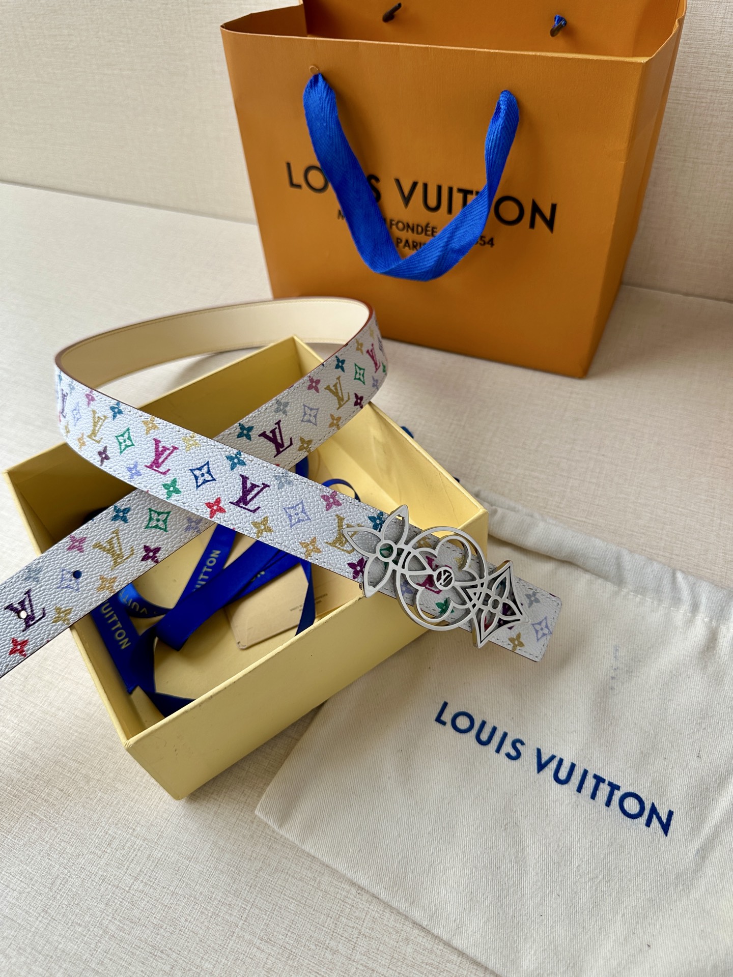    3.0宽 LV 双面腰带取材缝线皮革和 小黑花 小白花帆布 新款珐琅搭扣映衬榄尖形腰带末端，为纤细
