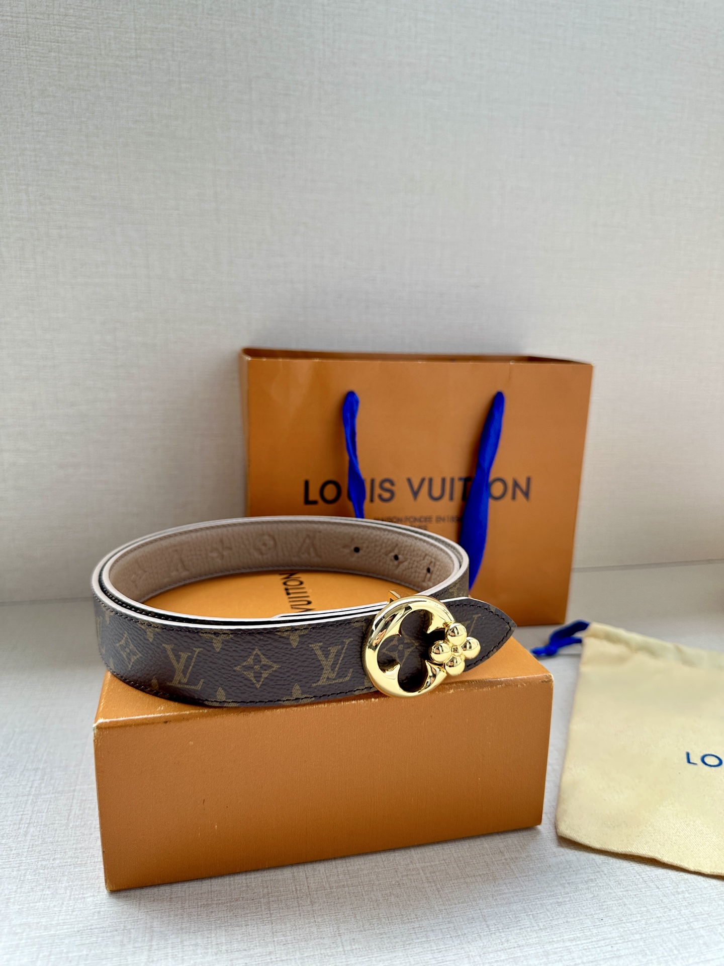  3.0宽LV Flowergram Round 双面腰带以新颖视角解读路易威登经典元素，令圆瓣 Mon