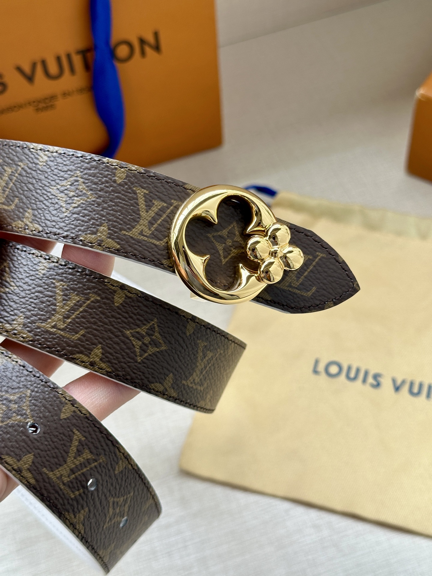 3.0宽LV Flowergram Round 双面腰带以新颖视角解读路易威登经典元素，令圆瓣 Mon