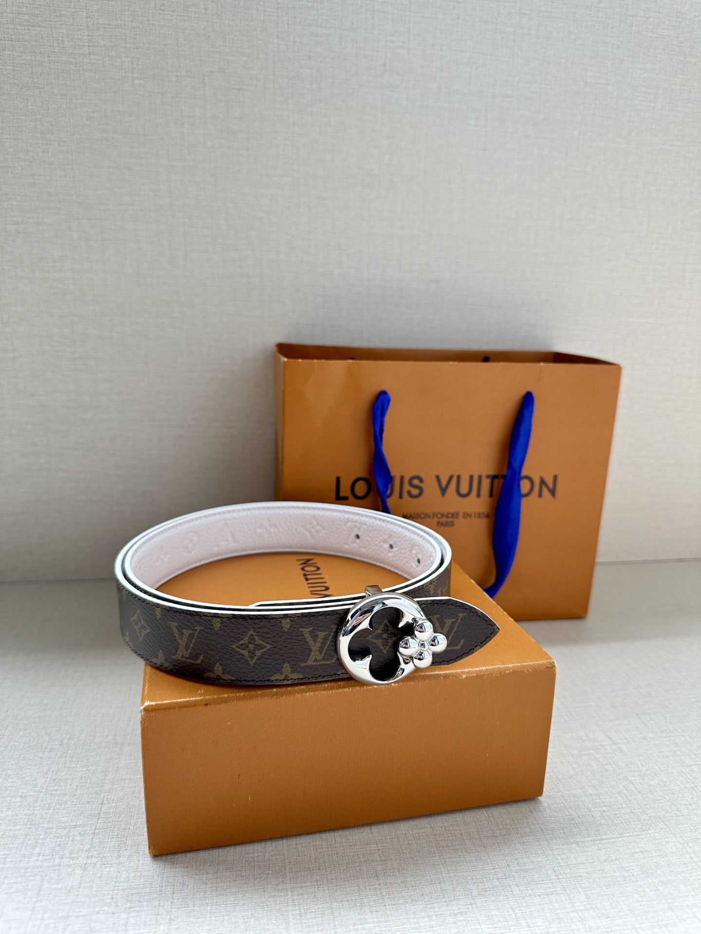  3.0宽LV Flowergram Round 双面腰带以新颖视角解读路易威登经典元素，令圆瓣 Mon
