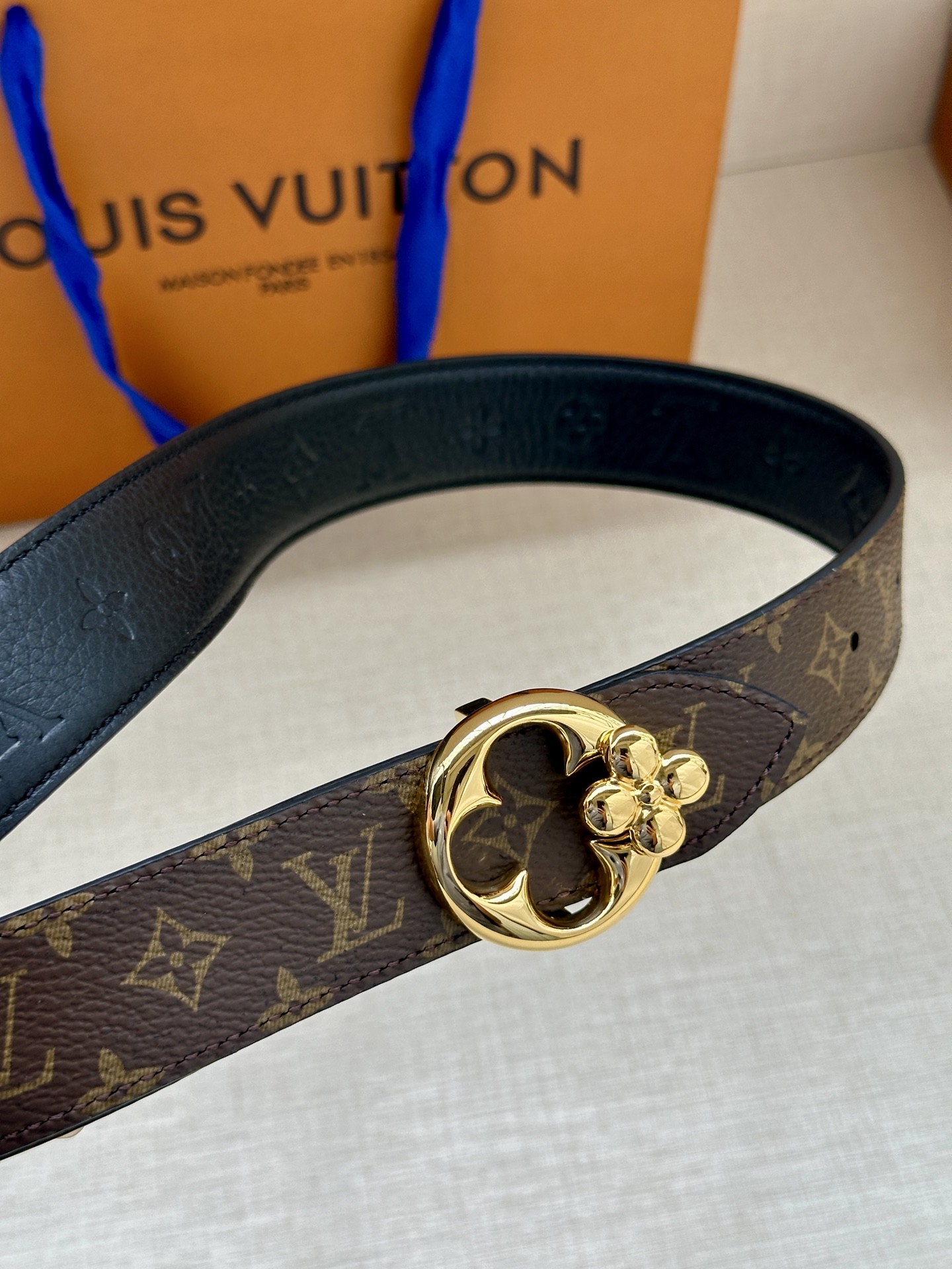  3.0宽LV Flowergram Round 双面腰带以新颖视角解读路易威登经典元素，令圆瓣 Mon