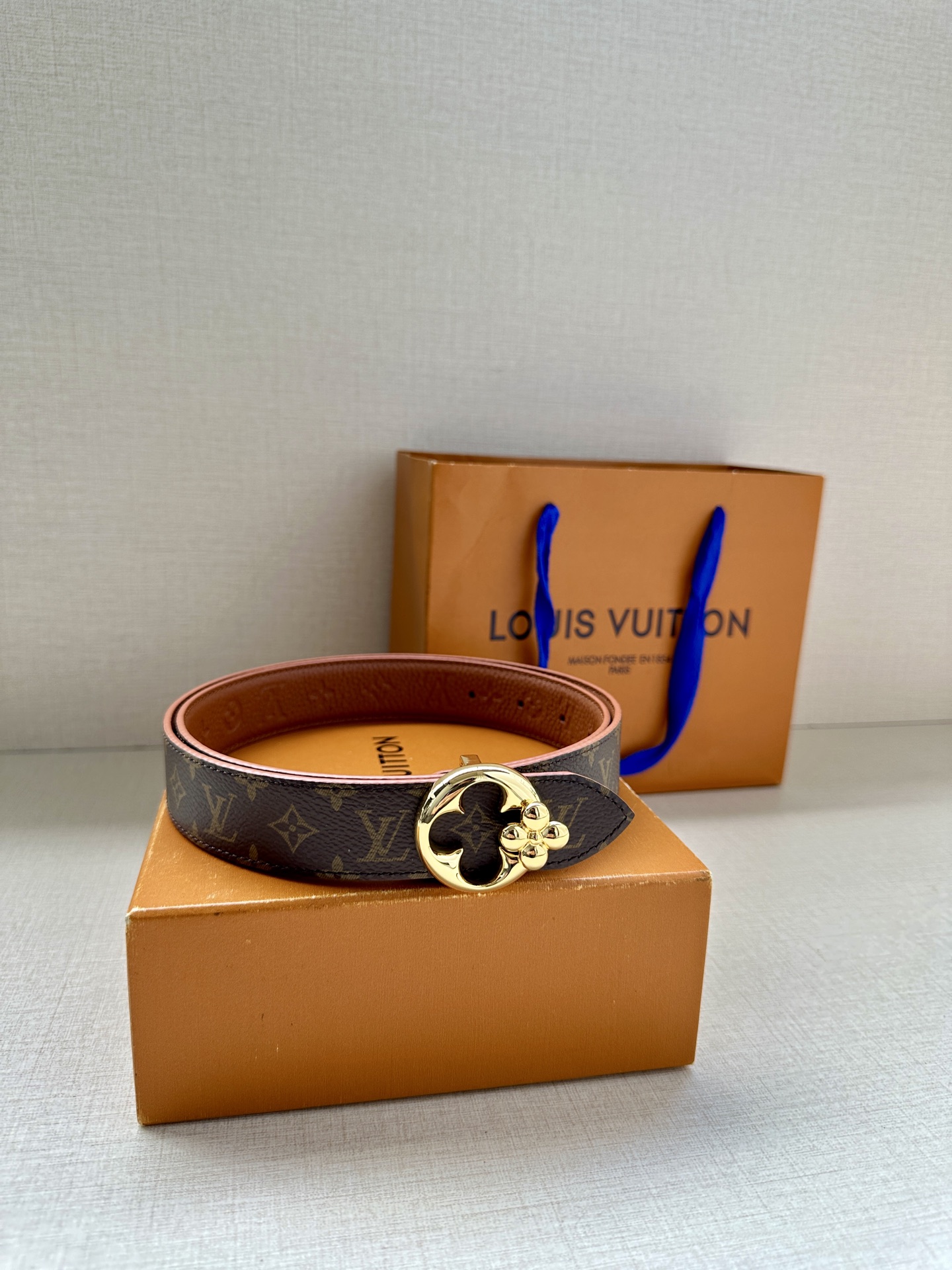  3.0宽LV Flowergram Round 双面腰带以新颖视角解读路易威登经典元素，令圆瓣 Mon
