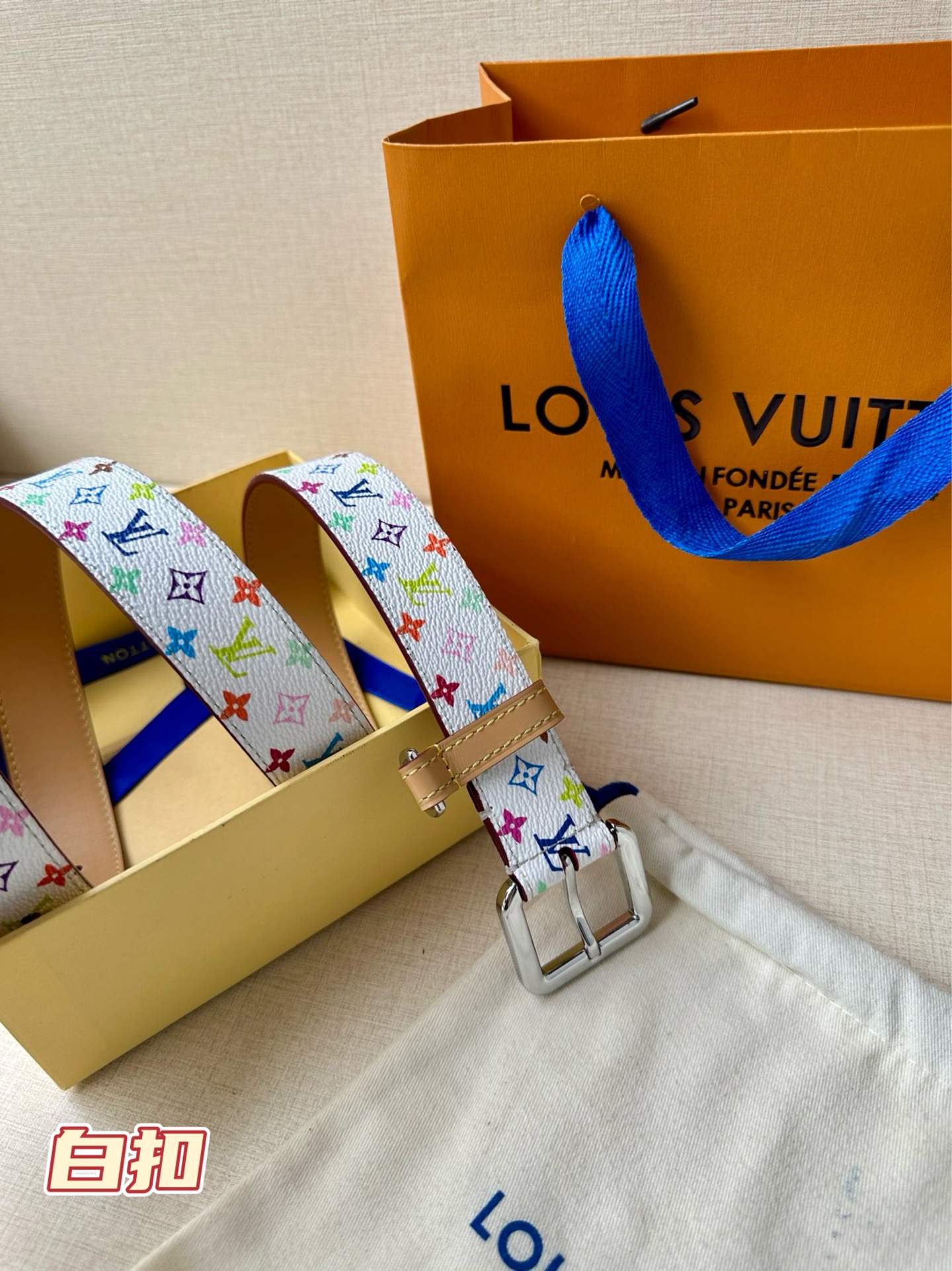  3.0宽 LV x TM LV D环腰带以其时尚的魅力增强了各种轮廓。这款配饰属于路易威登与有影响力的