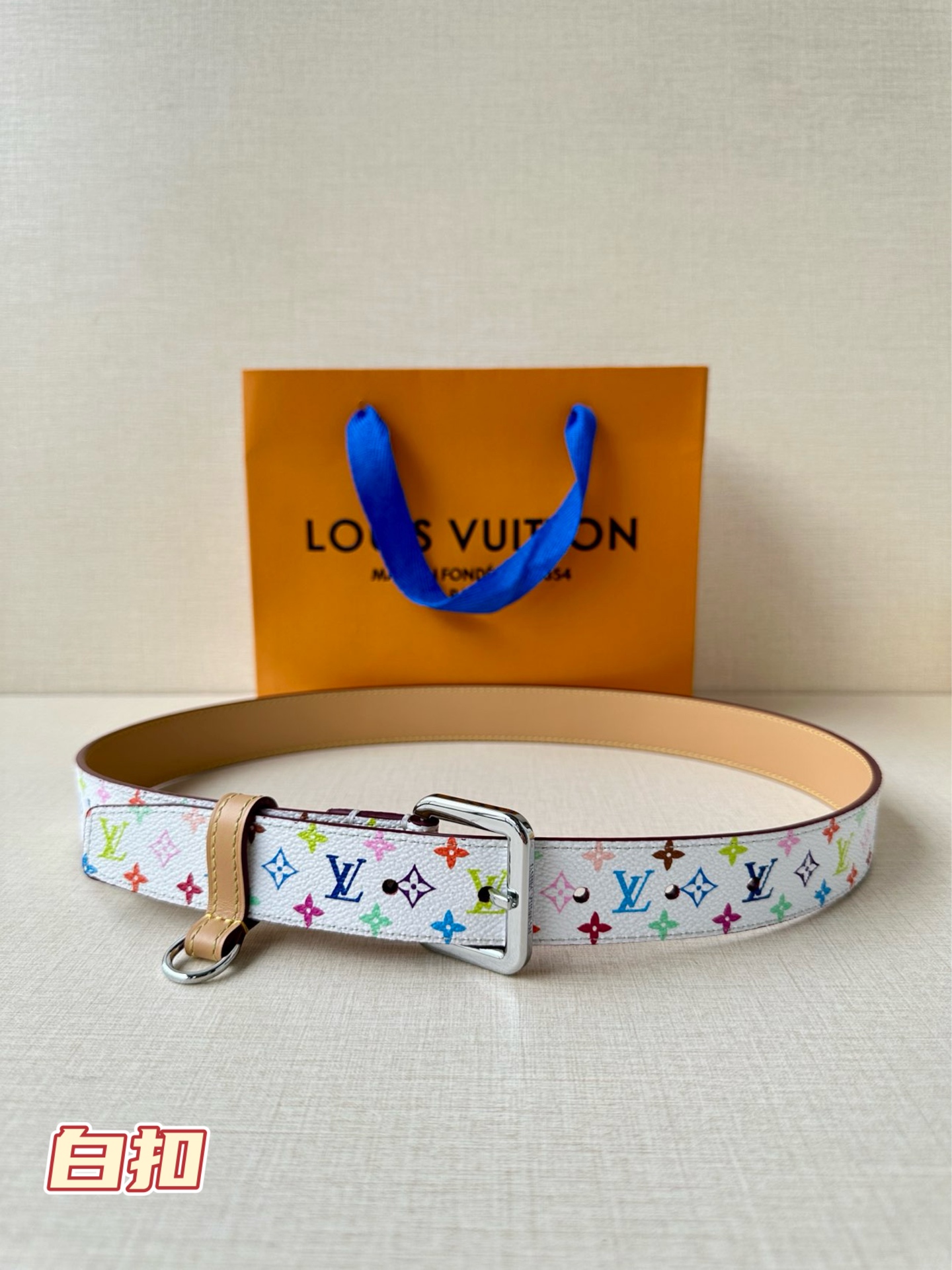  3.0宽 LV x TM LV D环腰带以其时尚的魅力增强了各种轮廓。这款配饰属于路易威登与有影响力的
