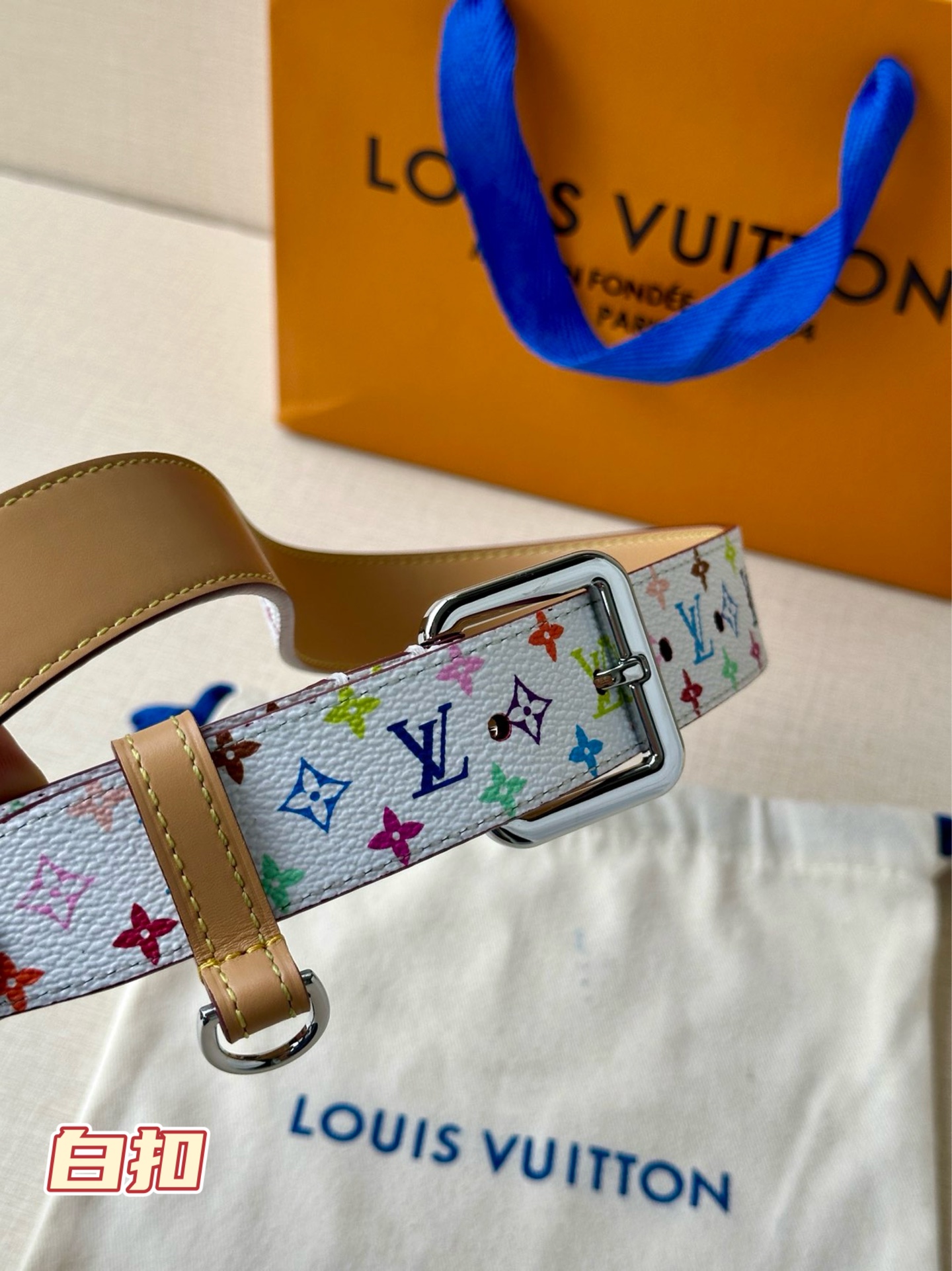  3.0宽 LV x TM LV D环腰带以其时尚的魅力增强了各种轮廓。这款配饰属于路易威登与有影响力的