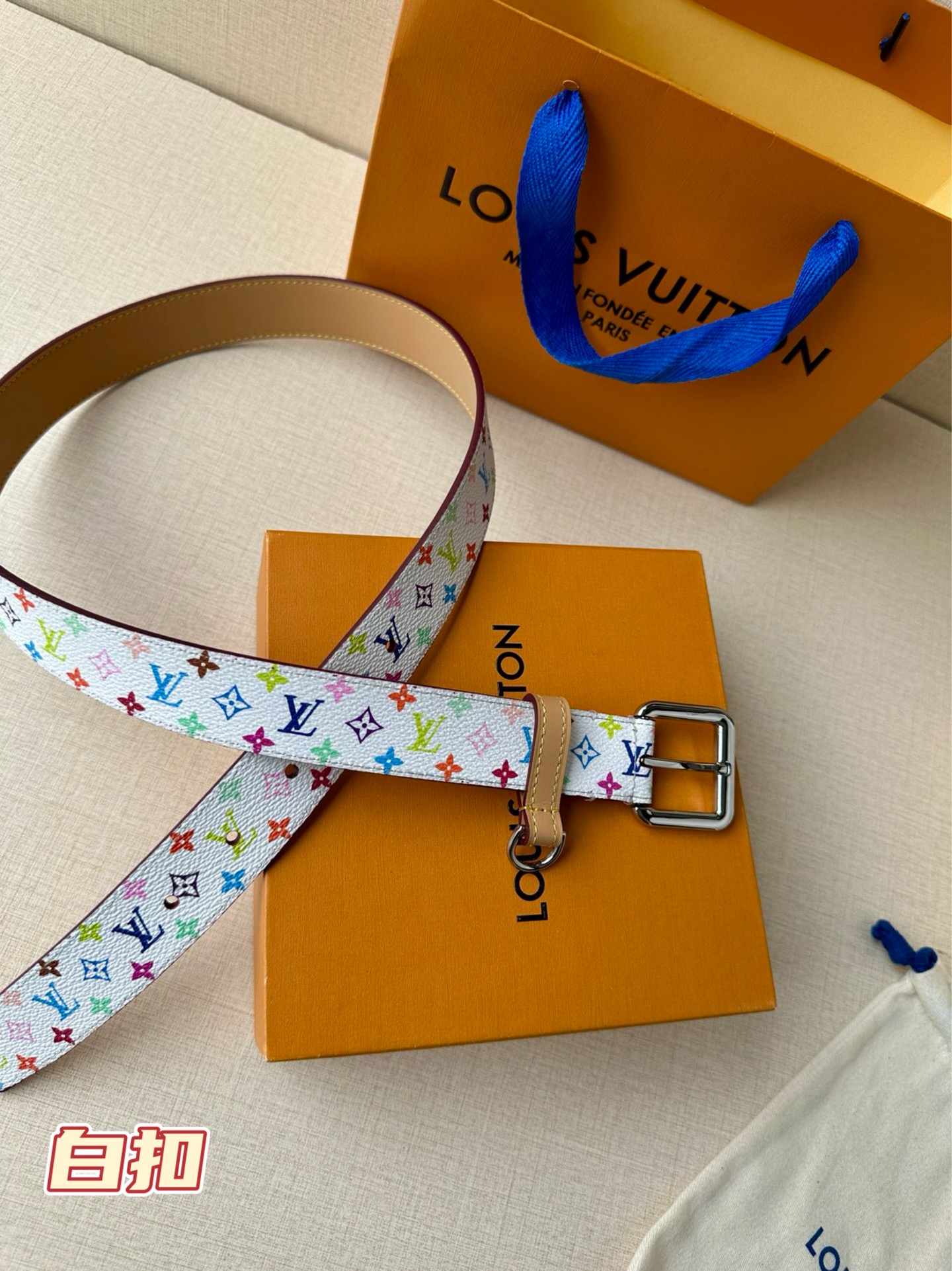  3.0宽 LV x TM LV D环腰带以其时尚的魅力增强了各种轮廓。这款配饰属于路易威登与有影响力的