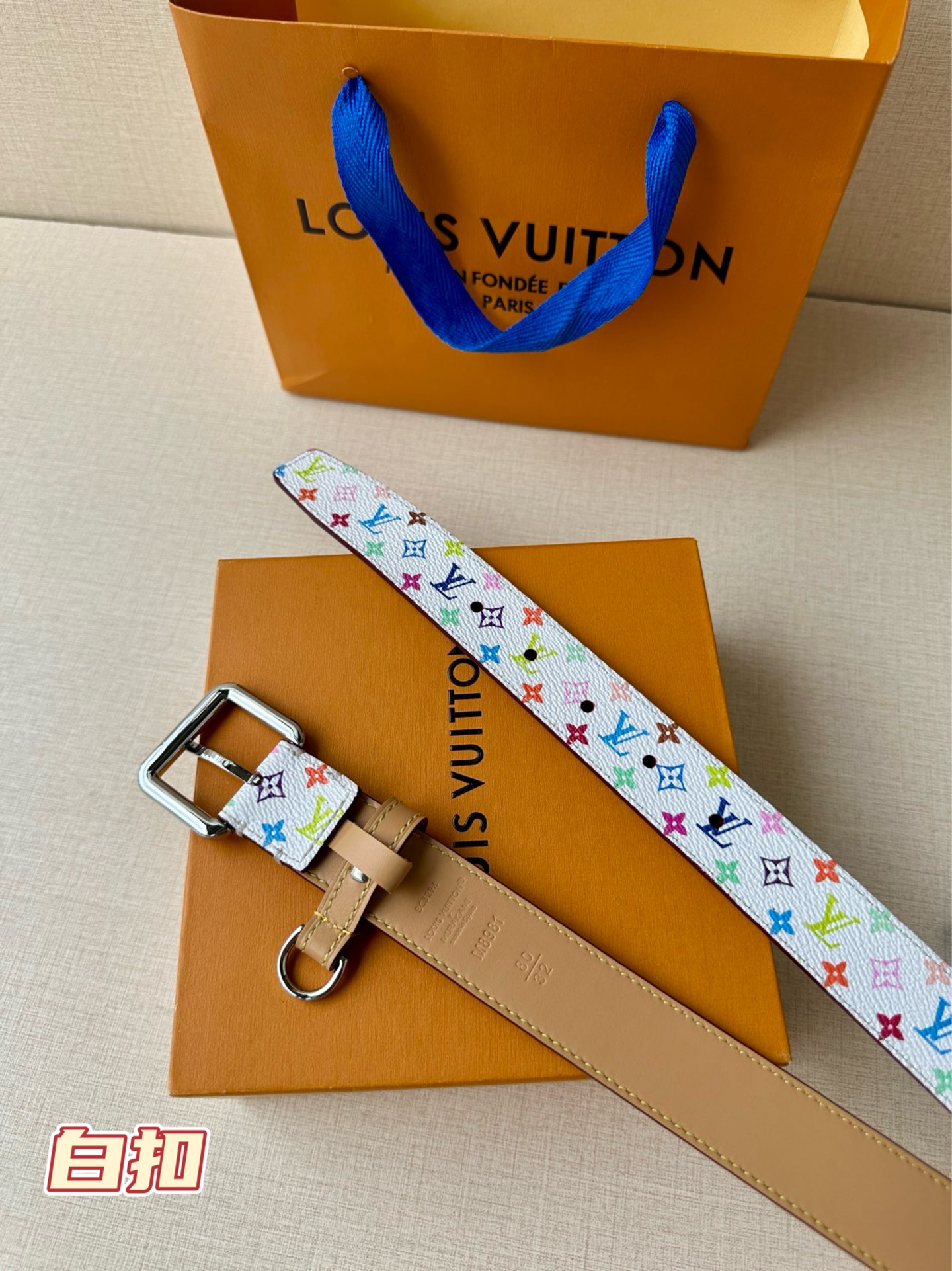  3.0宽 LV x TM LV D环腰带以其时尚的魅力增强了各种轮廓。这款配饰属于路易威登与有影响力的