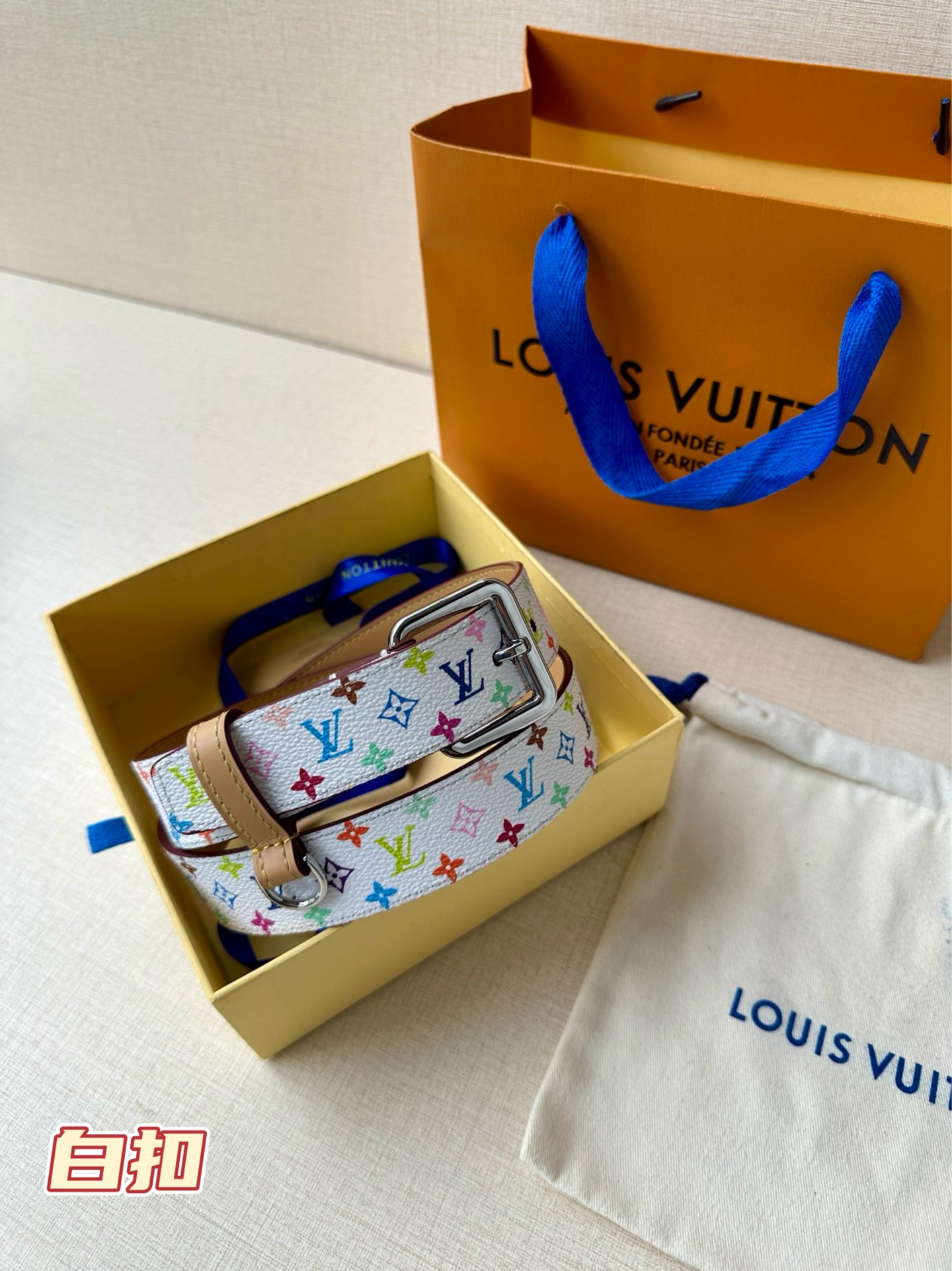  3.0宽 LV x TM LV D环腰带以其时尚的魅力增强了各种轮廓。这款配饰属于路易威登与有影响力的