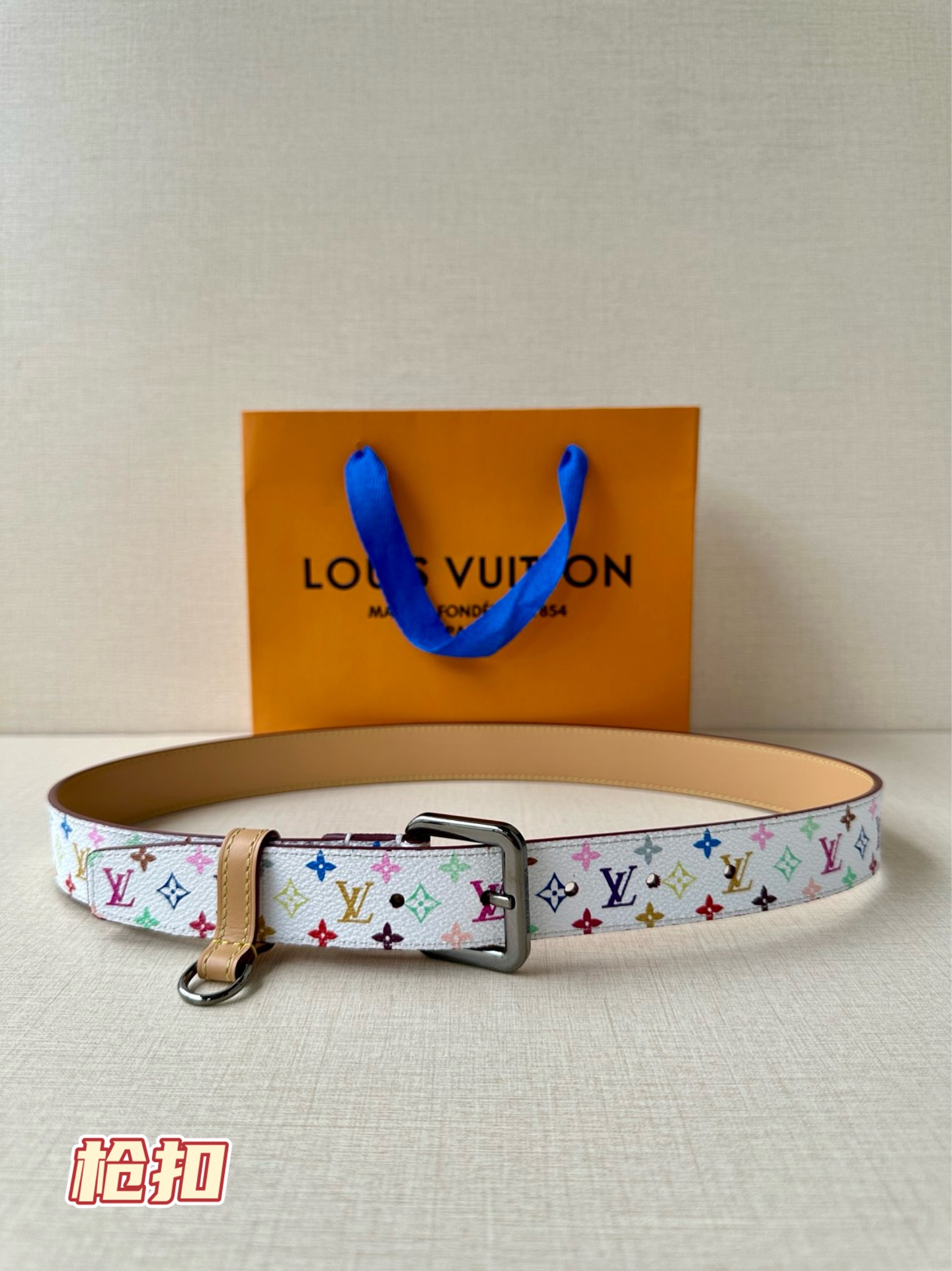  3.0宽 LV x TM LV D环腰带以其时尚的魅力增强了各种轮廓。这款配饰属于路易威登与有影响力的