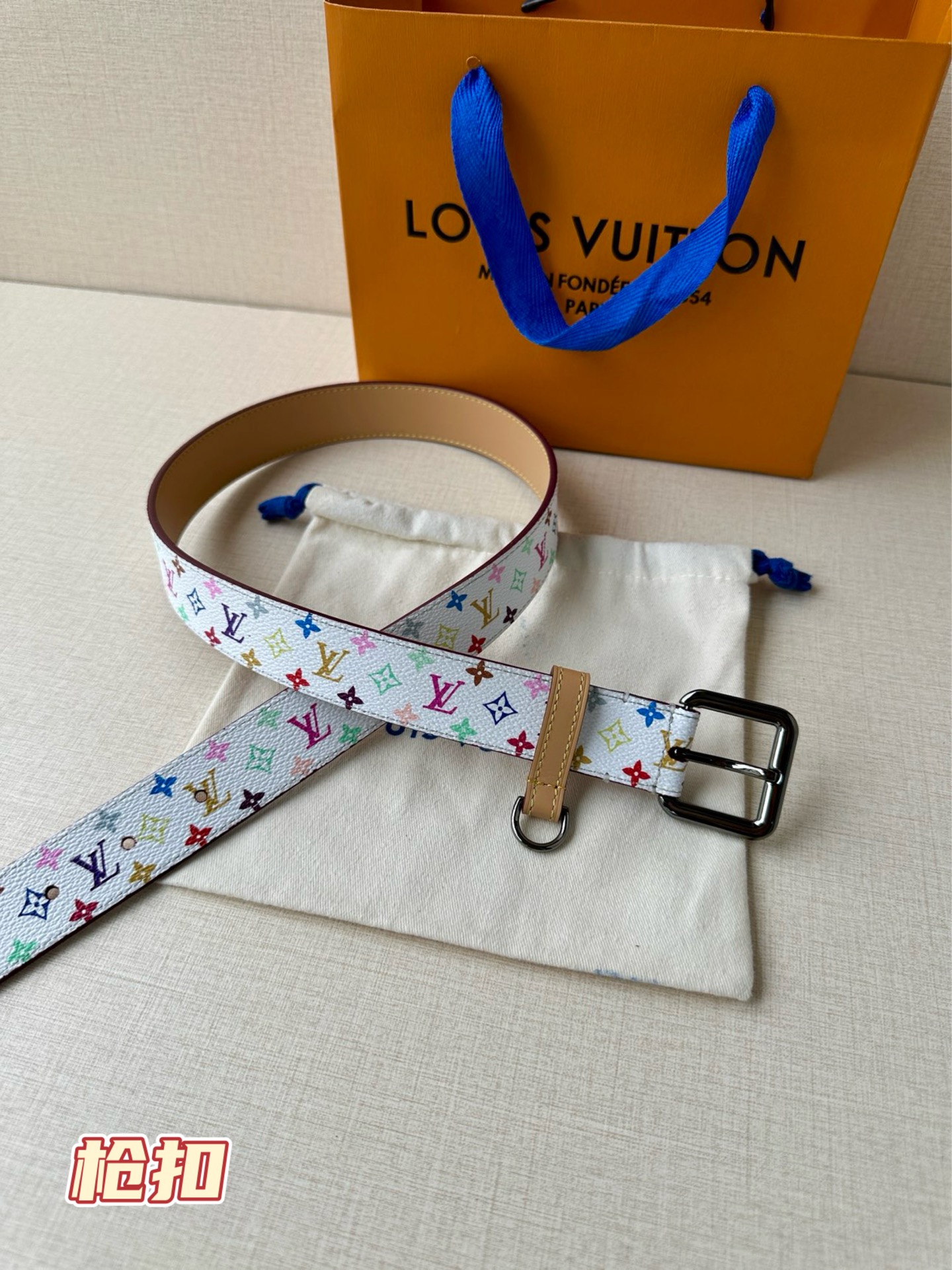  3.0宽 LV x TM LV D环腰带以其时尚的魅力增强了各种轮廓。这款配饰属于路易威登与有影响力的