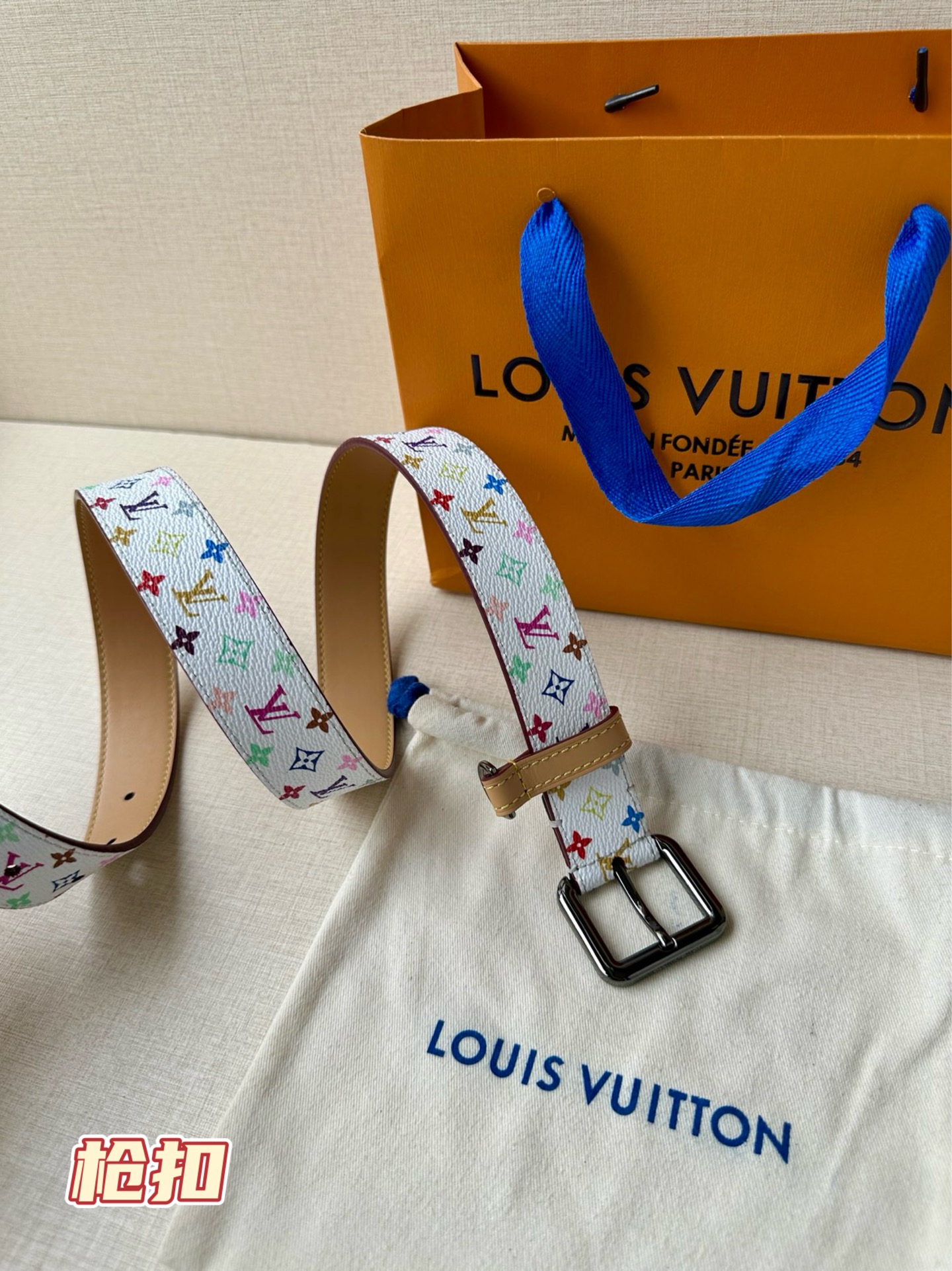  3.0宽 LV x TM LV D环腰带以其时尚的魅力增强了各种轮廓。这款配饰属于路易威登与有影响力的
