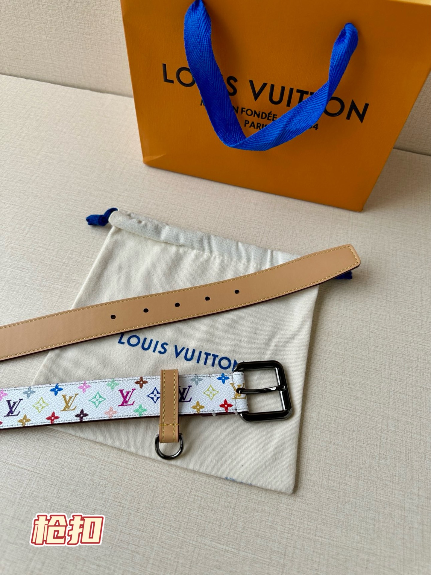  3.0宽 LV x TM LV D环腰带以其时尚的魅力增强了各种轮廓。这款配饰属于路易威登与有影响力的