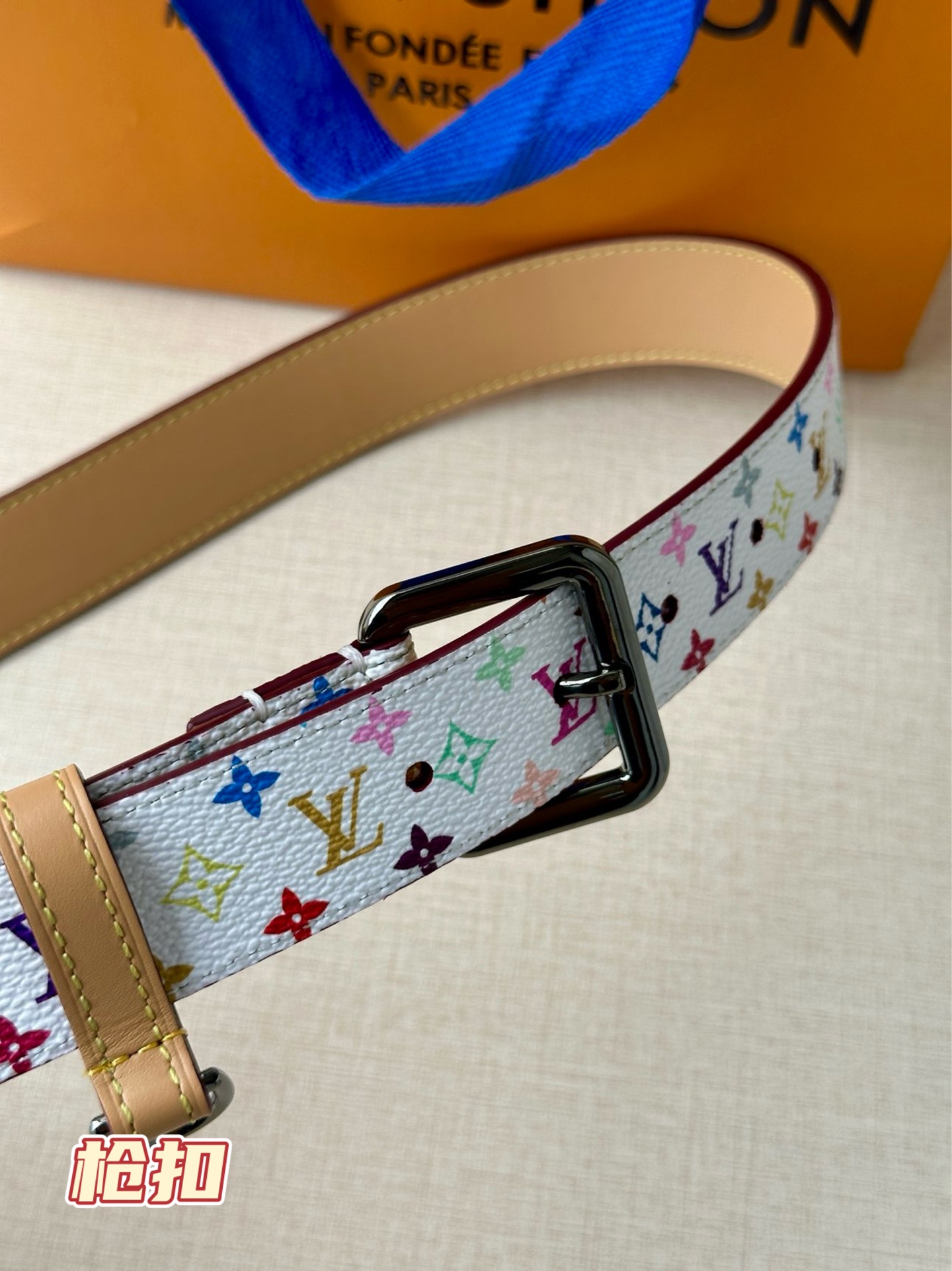  3.0宽 LV x TM LV D环腰带以其时尚的魅力增强了各种轮廓。这款配饰属于路易威登与有影响力的