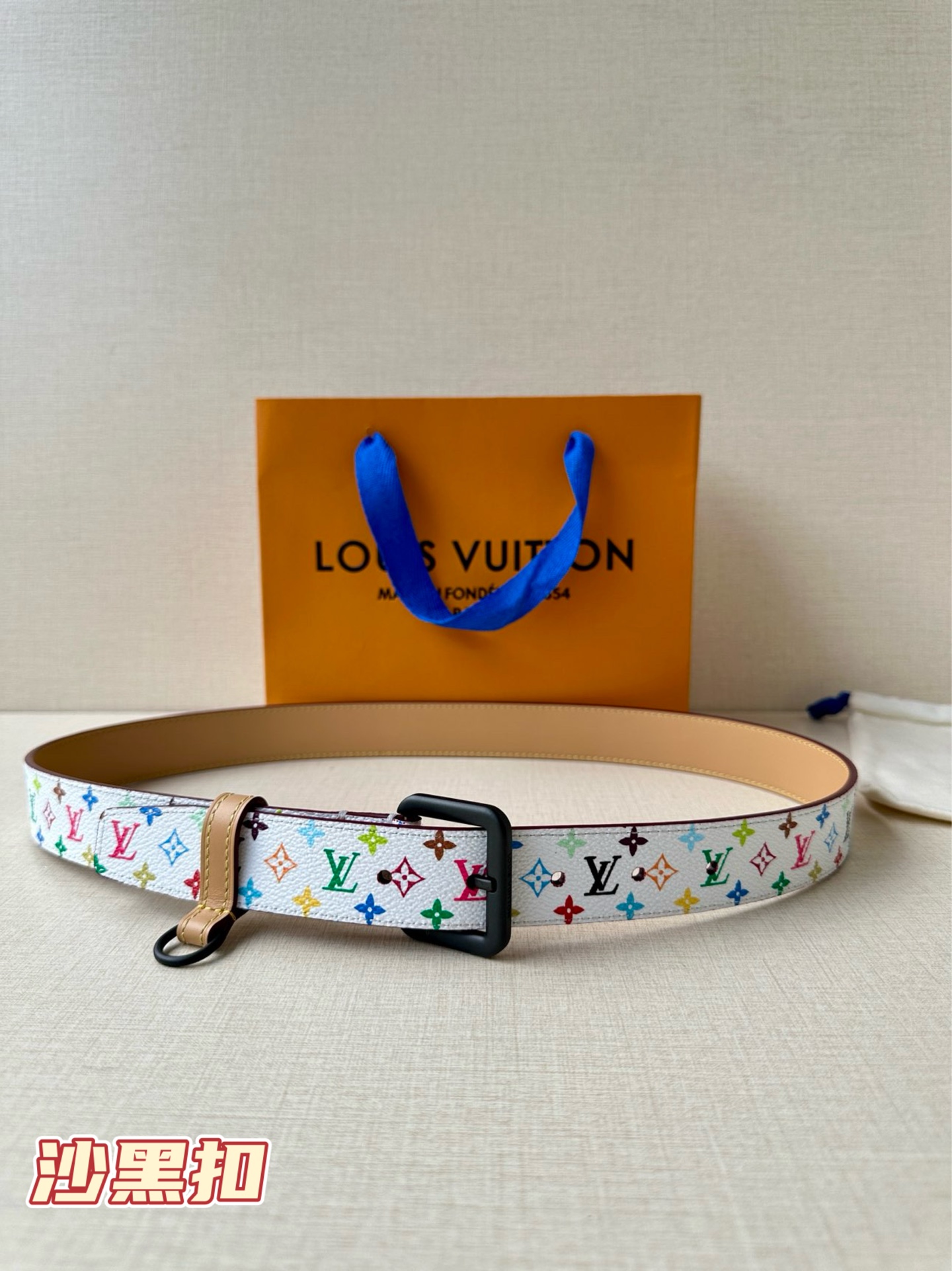  3.0宽 LV x TM LV D环腰带以其时尚的魅力增强了各种轮廓。这款配饰属于路易威登与有影响力的