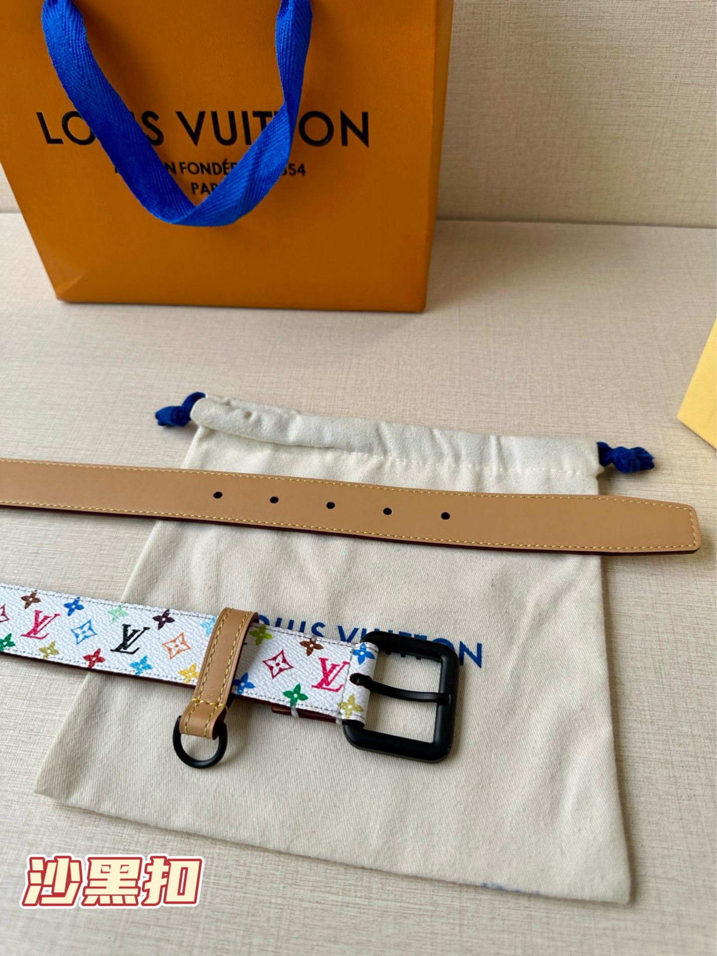  3.0宽 LV x TM LV D环腰带以其时尚的魅力增强了各种轮廓。这款配饰属于路易威登与有影响力的