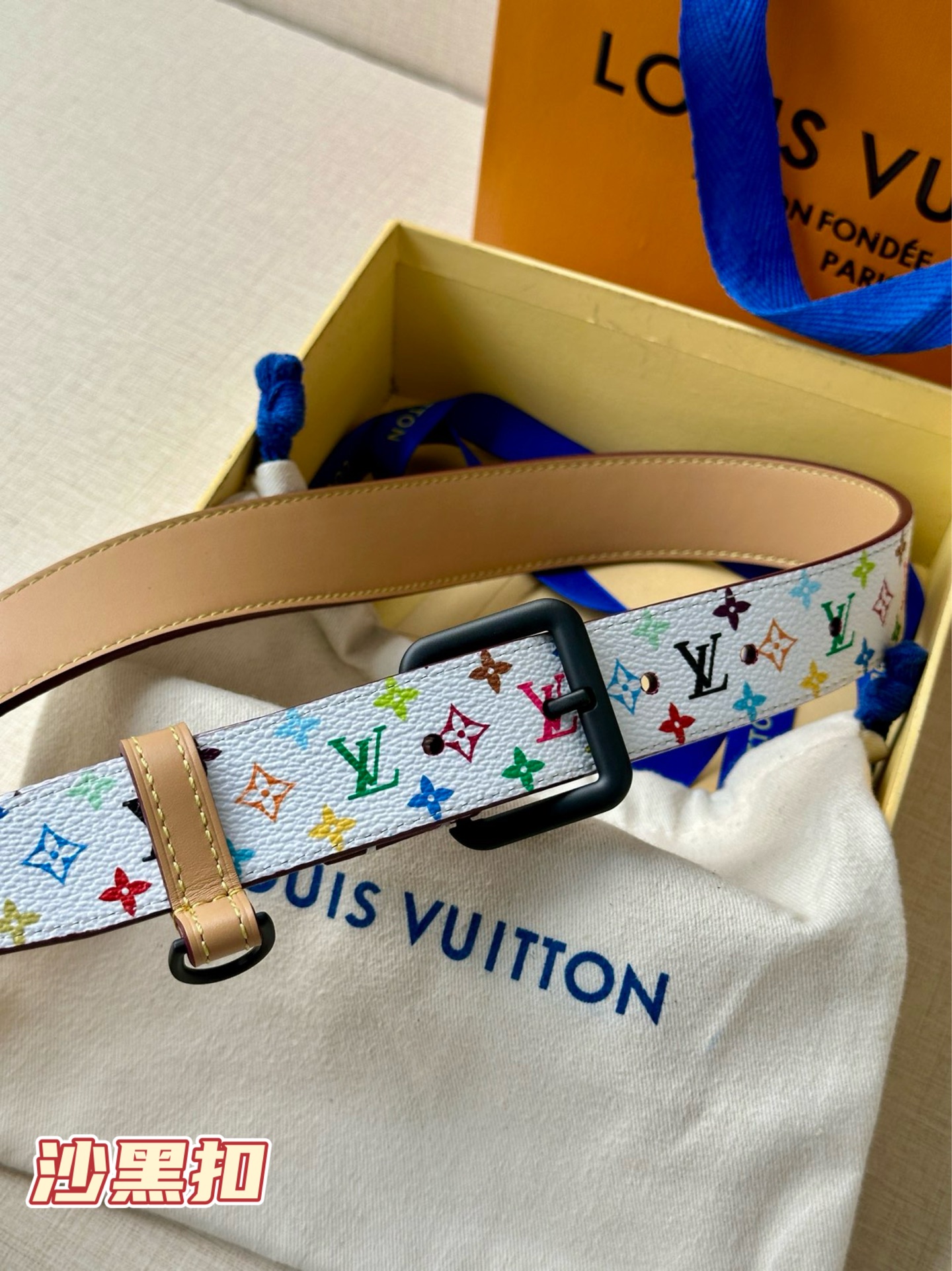 3.0宽 LV x TM LV D环腰带以其时尚的魅力增强了各种轮廓。这款配饰属于路易威登与有影响力的
