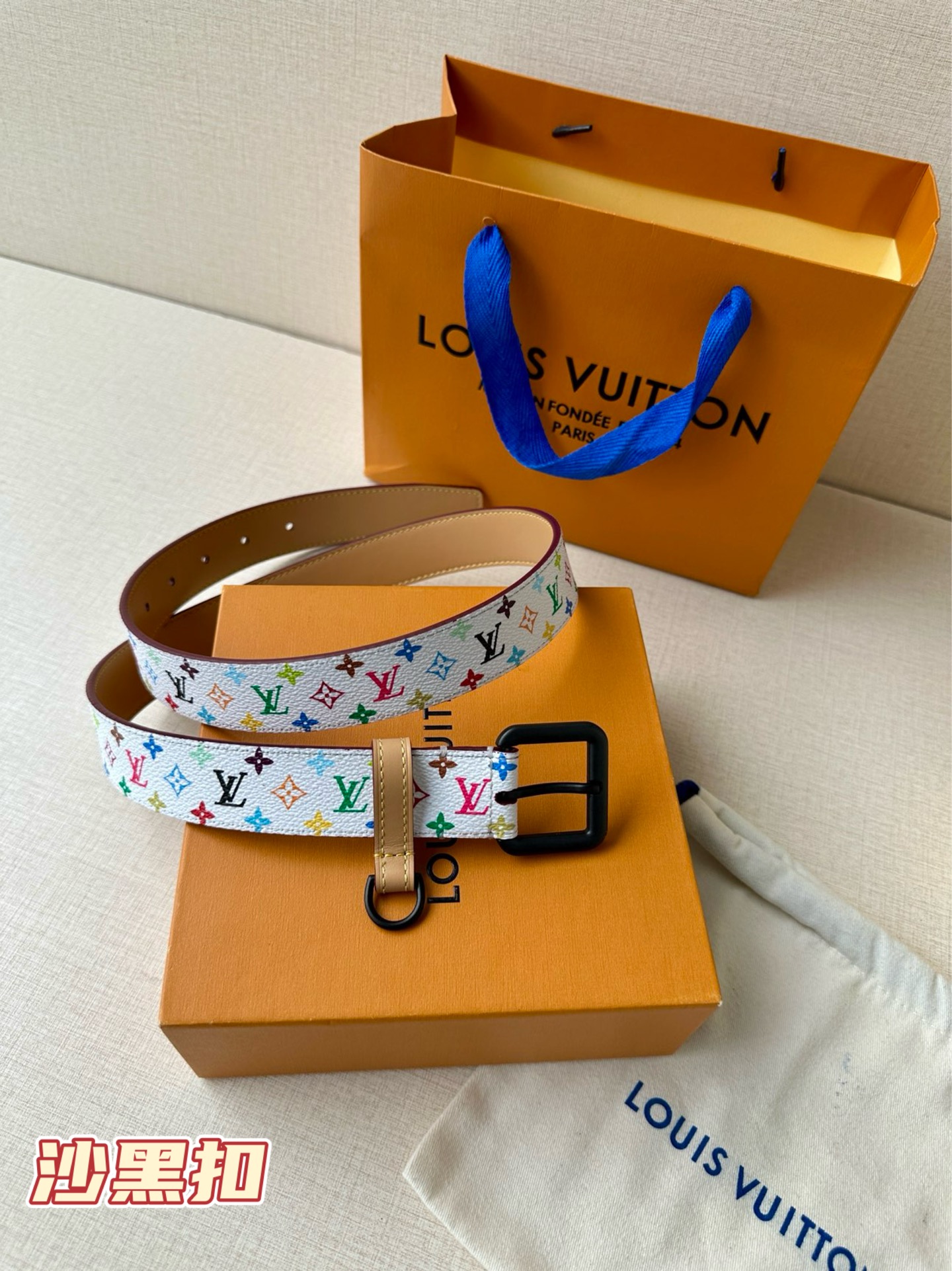  3.0宽 LV x TM LV D环腰带以其时尚的魅力增强了各种轮廓。这款配饰属于路易威登与有影响力的