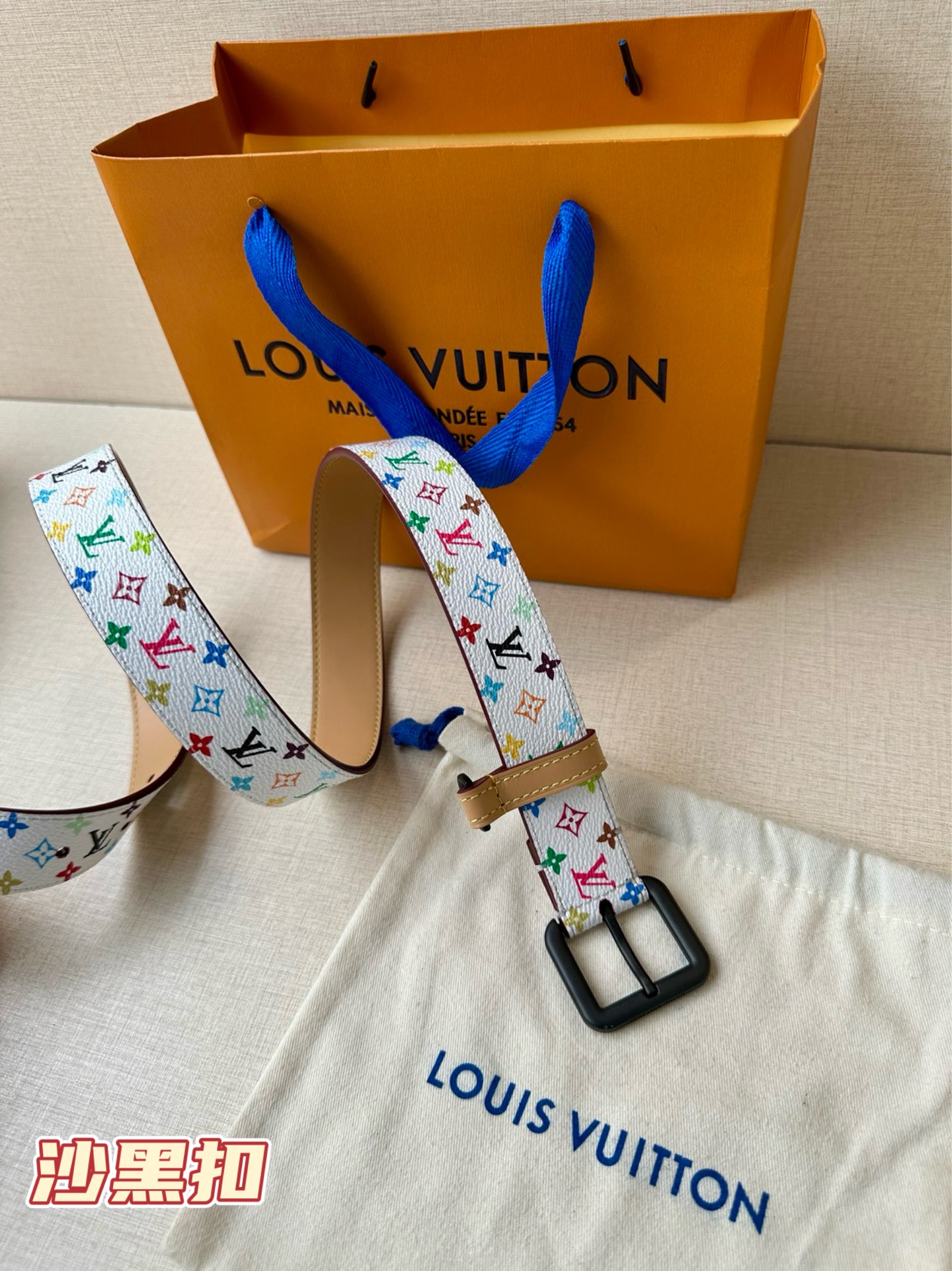  3.0宽 LV x TM LV D环腰带以其时尚的魅力增强了各种轮廓。这款配饰属于路易威登与有影响力的