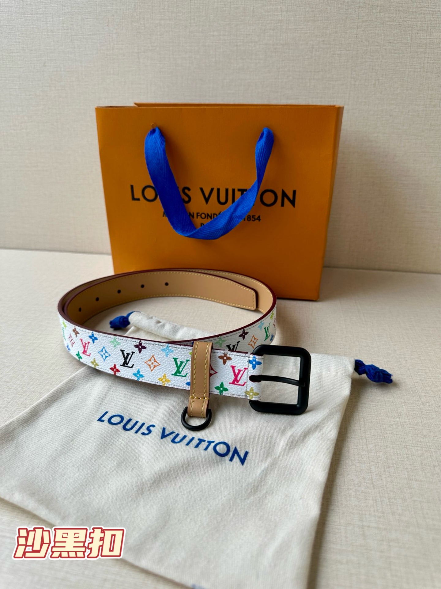  3.0宽 LV x TM LV D环腰带以其时尚的魅力增强了各种轮廓。这款配饰属于路易威登与有影响力的