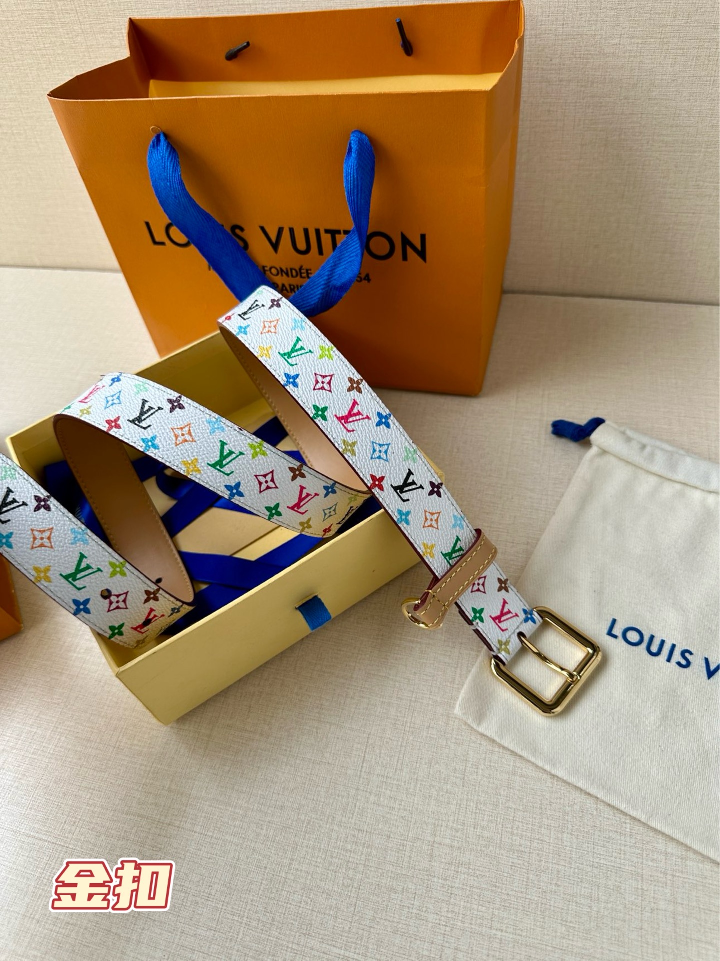  3.0宽 LV x TM LV D环腰带以其时尚的魅力增强了各种轮廓。这款配饰属于路易威登与有影响力的