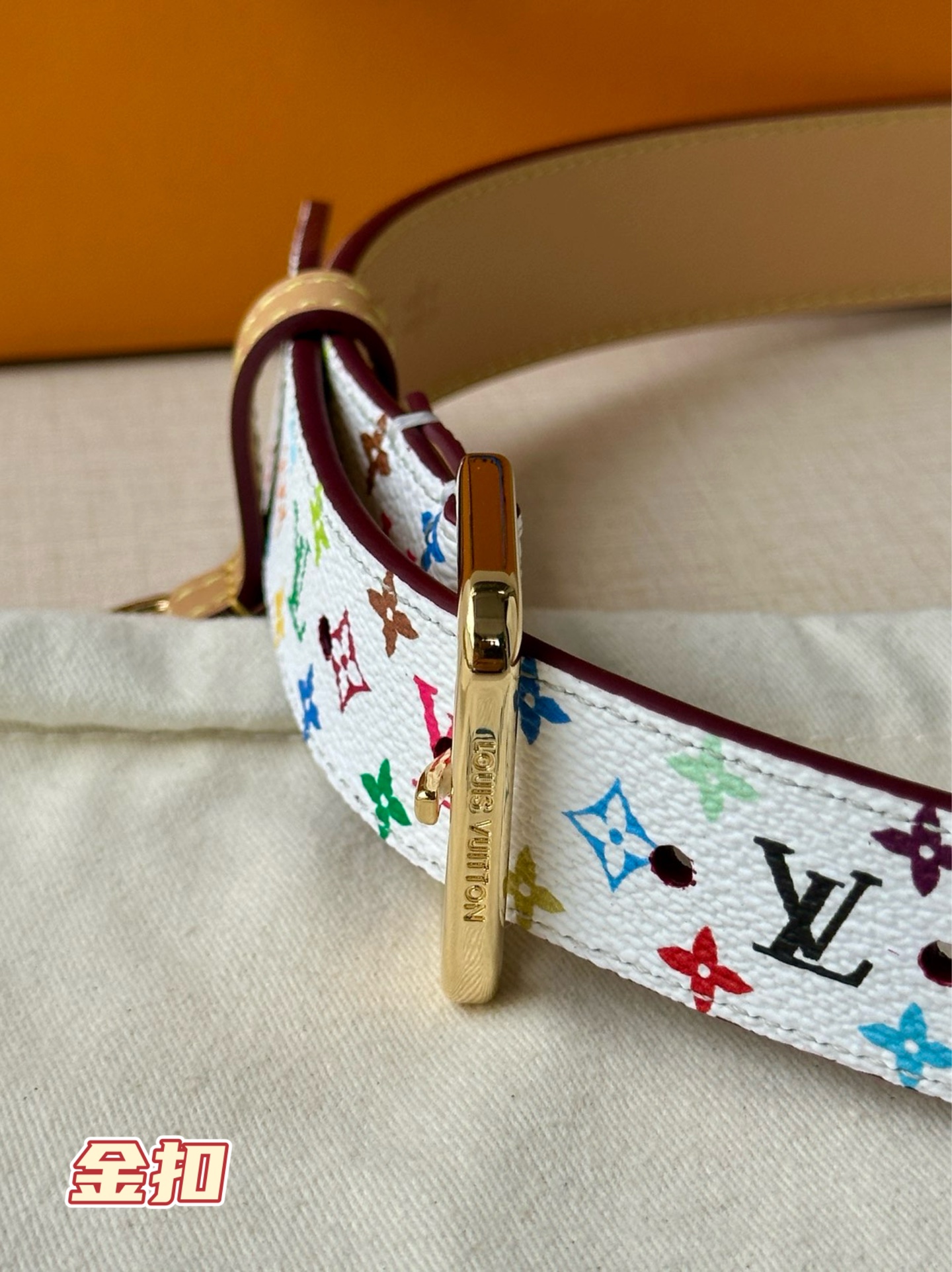  3.0宽 LV x TM LV D环腰带以其时尚的魅力增强了各种轮廓。这款配饰属于路易威登与有影响力的