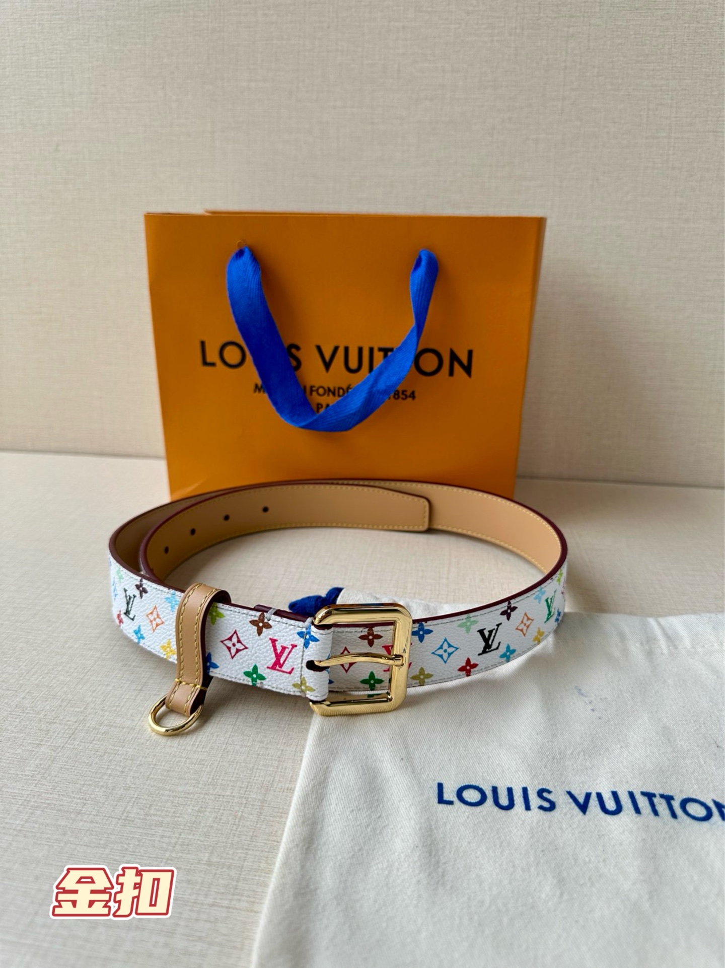  3.0宽 LV x TM LV D环腰带以其时尚的魅力增强了各种轮廓。这款配饰属于路易威登与有影响力的
