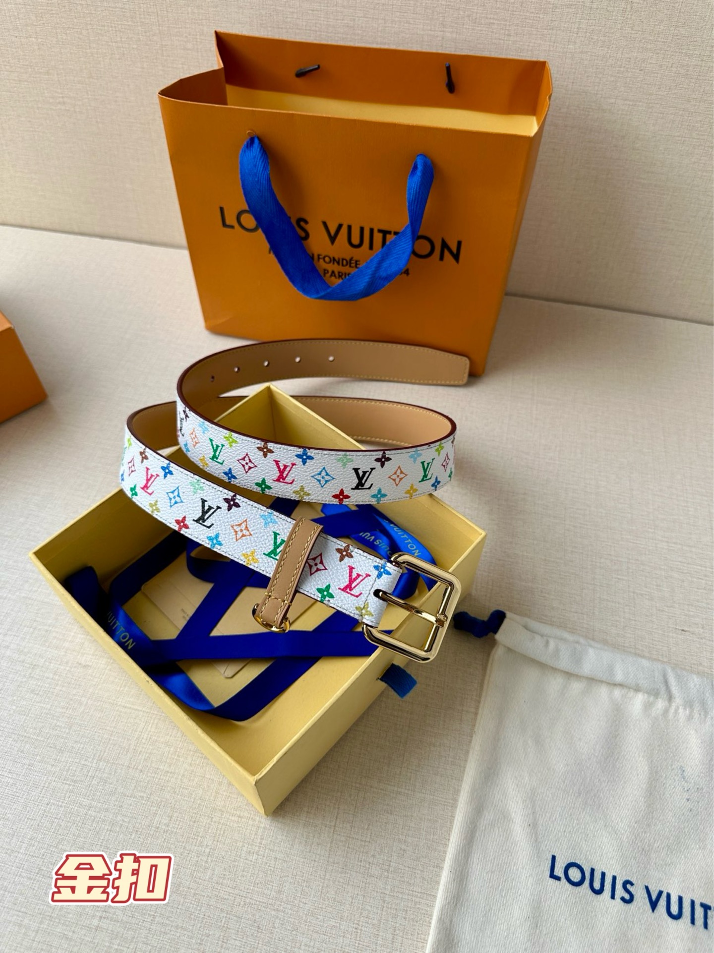  3.0宽 LV x TM LV D环腰带以其时尚的魅力增强了各种轮廓。这款配饰属于路易威登与有影响力的