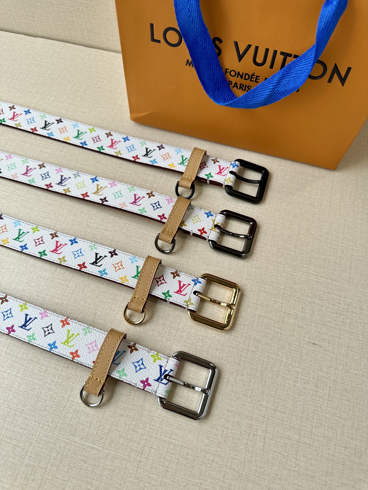  3.0宽 LV x TM LV D环腰带以其时尚的魅力增强了各种轮廓。这款配饰属于路易威登与有影响力的