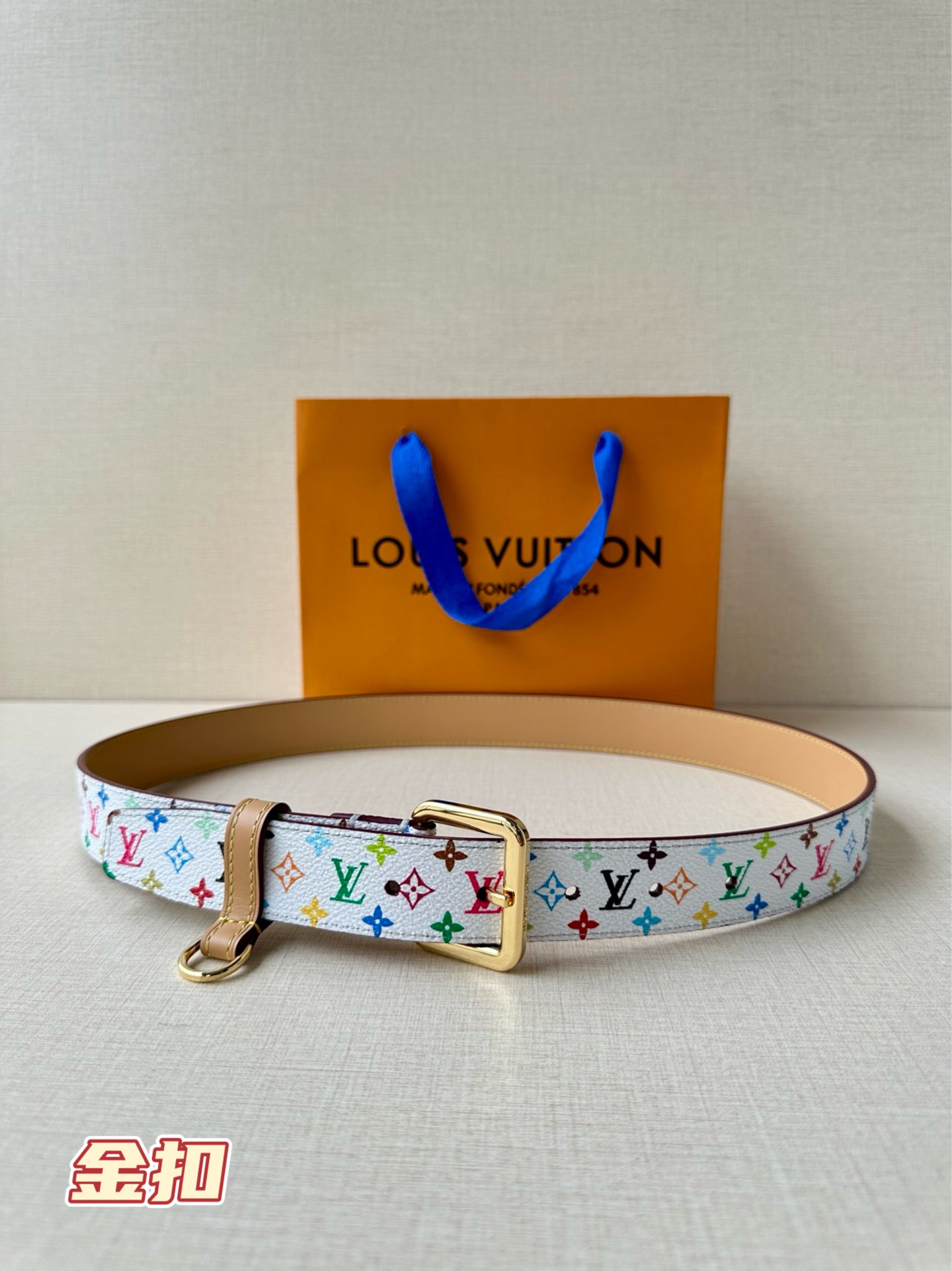  3.0宽 LV x TM LV D环腰带以其时尚的魅力增强了各种轮廓。这款配饰属于路易威登与有影响力的