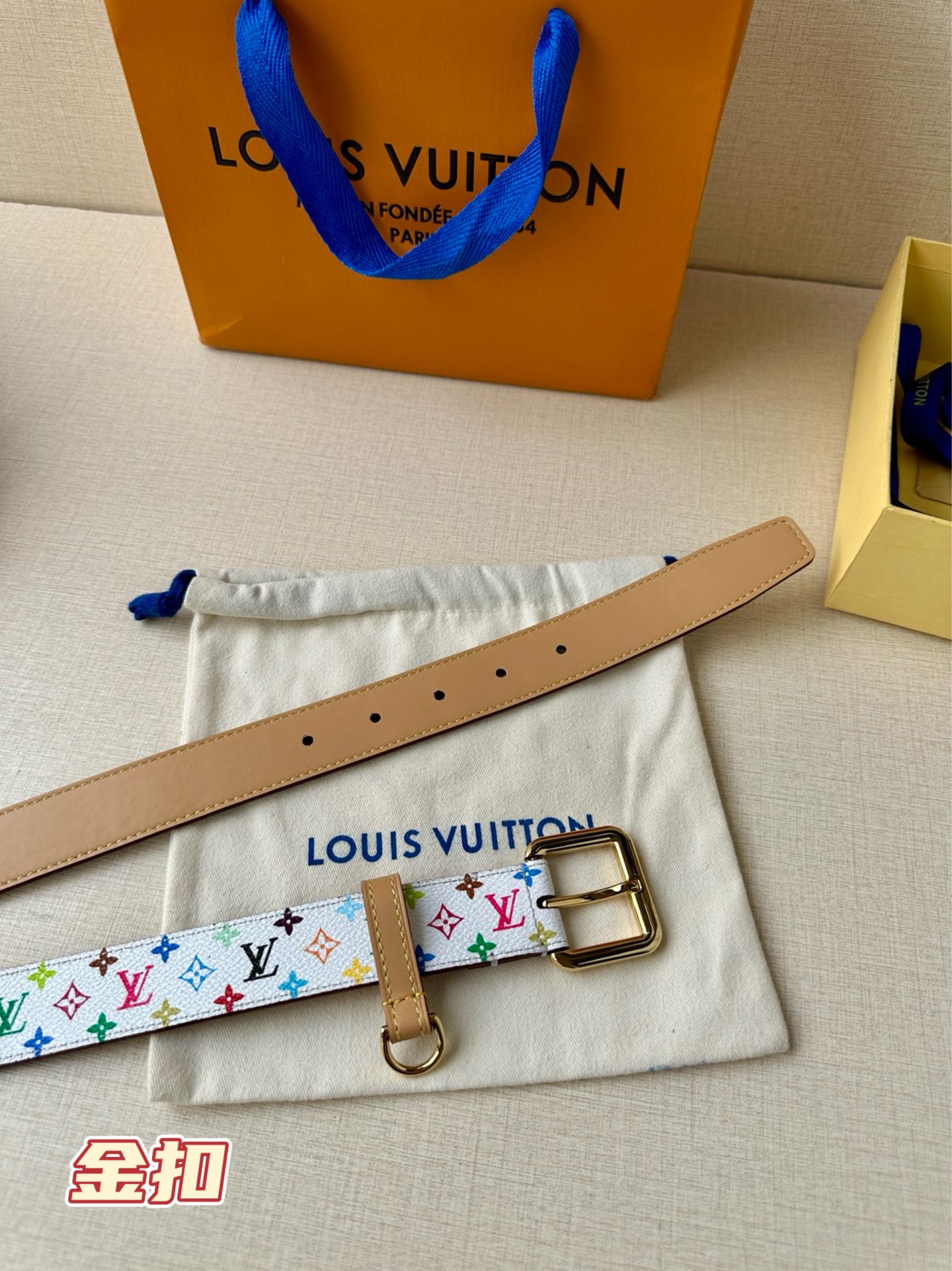  3.0宽 LV x TM LV D环腰带以其时尚的魅力增强了各种轮廓。这款配饰属于路易威登与有影响力的