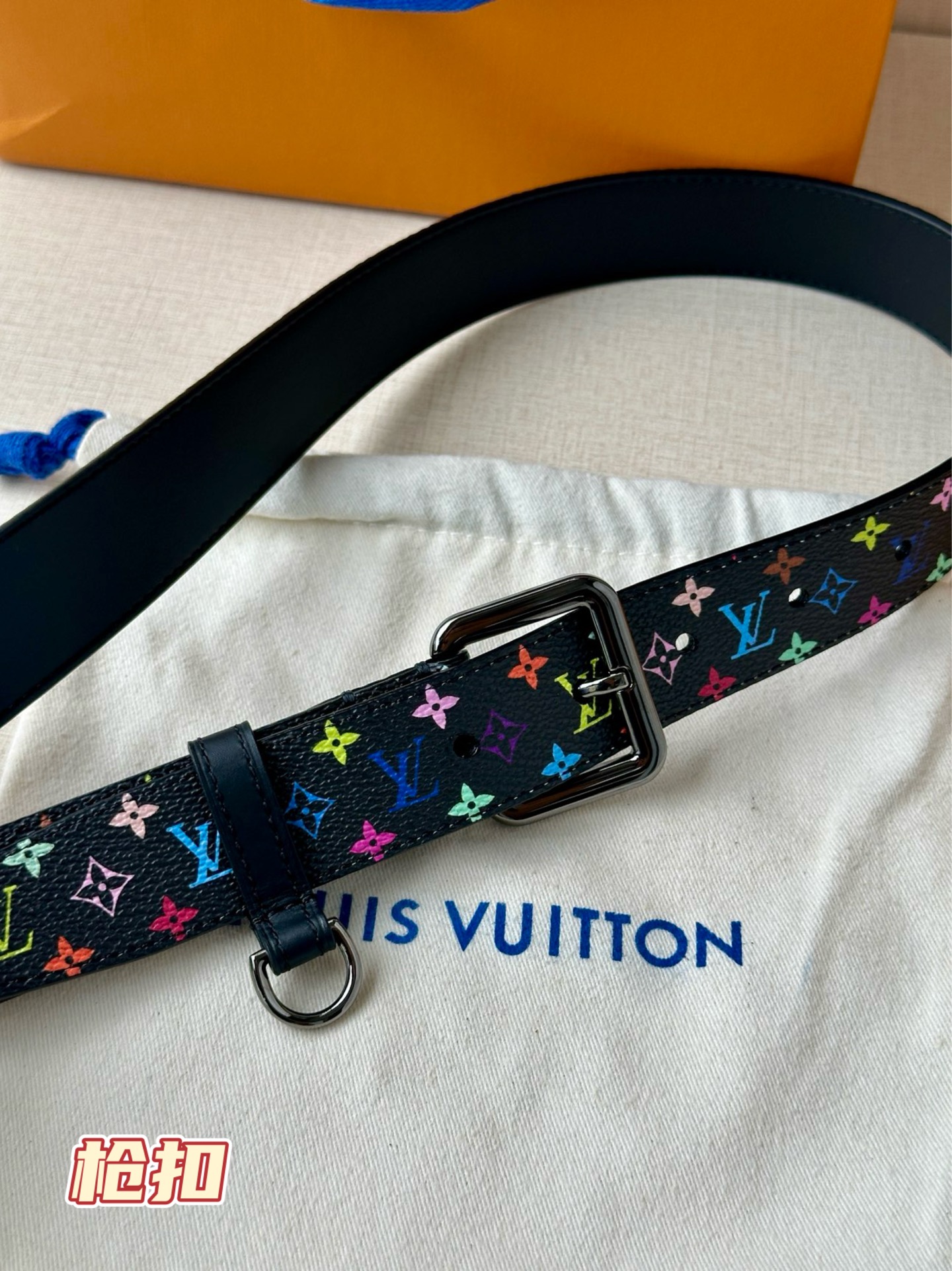  3.0宽 LV x TM LV D环腰带以其时尚的魅力增强了各种轮廓。这款配饰属于路易威登与有影响力的