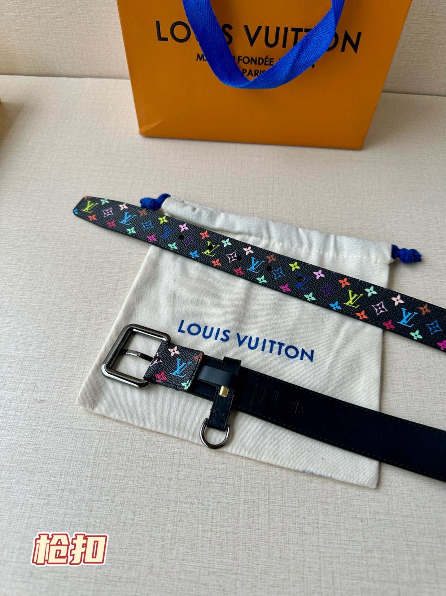 3.0宽 LV x TM LV D环腰带以其时尚的魅力增强了各种轮廓。这款配饰属于路易威登与有影响力的