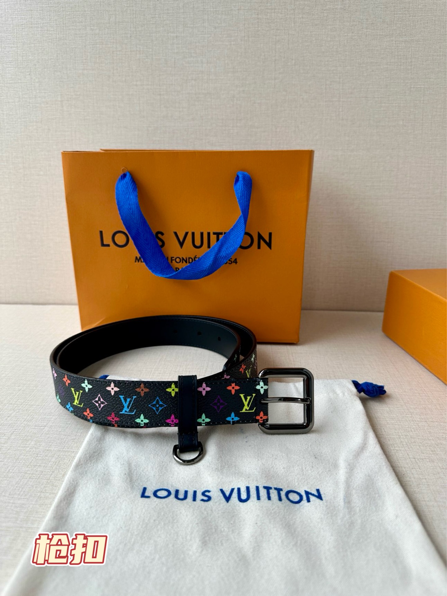  3.0宽 LV x TM LV D环腰带以其时尚的魅力增强了各种轮廓。这款配饰属于路易威登与有影响力的