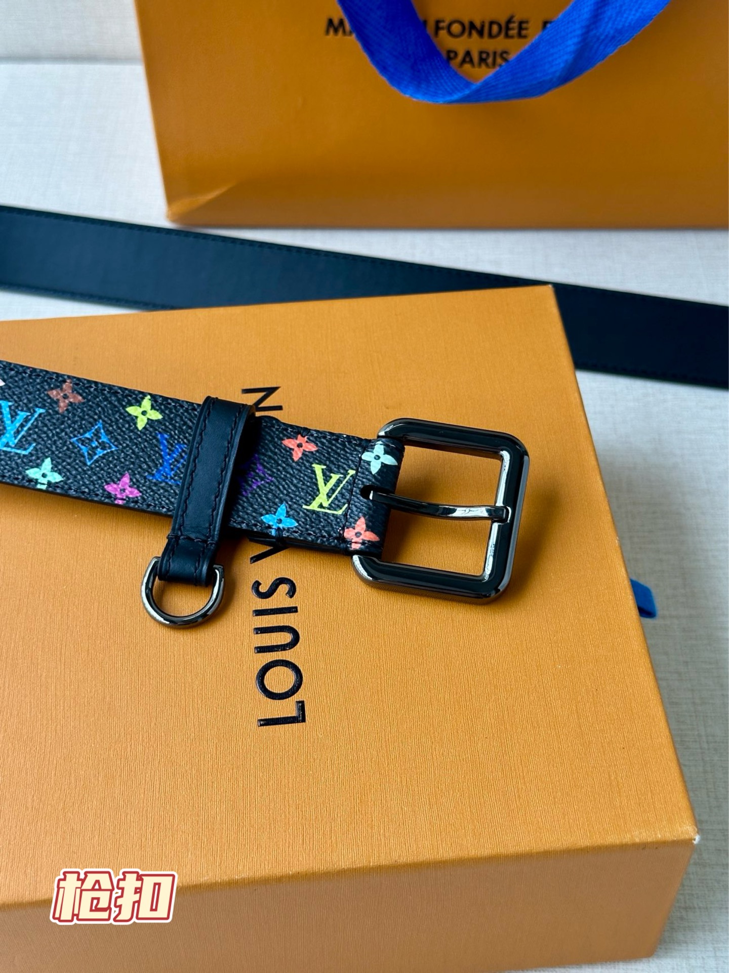  3.0宽 LV x TM LV D环腰带以其时尚的魅力增强了各种轮廓。这款配饰属于路易威登与有影响力的
