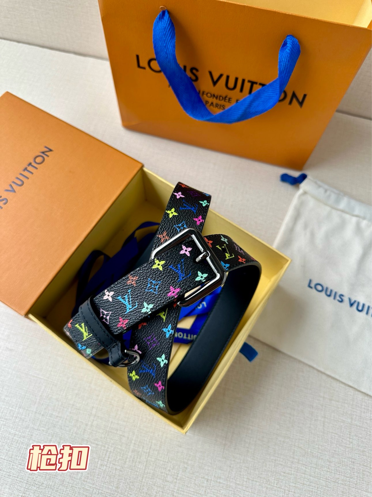  3.0宽 LV x TM LV D环腰带以其时尚的魅力增强了各种轮廓。这款配饰属于路易威登与有影响力的
