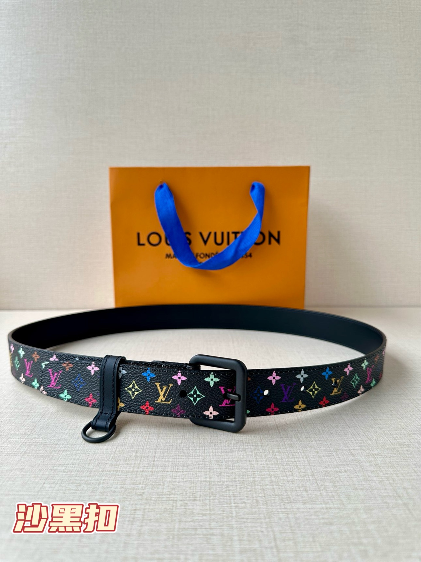  3.0宽 LV x TM LV D环腰带以其时尚的魅力增强了各种轮廓。这款配饰属于路易威登与有影响力的