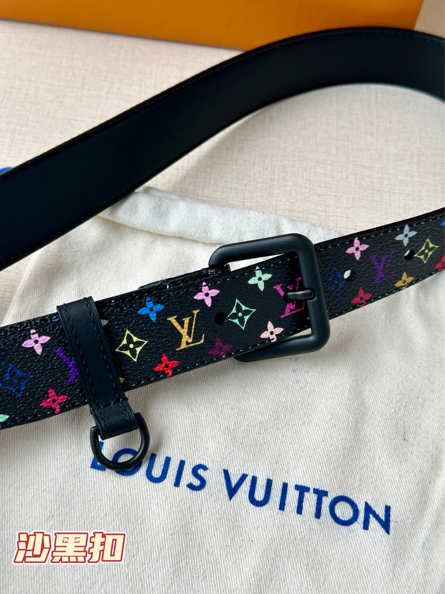  3.0宽 LV x TM LV D环腰带以其时尚的魅力增强了各种轮廓。这款配饰属于路易威登与有影响力的