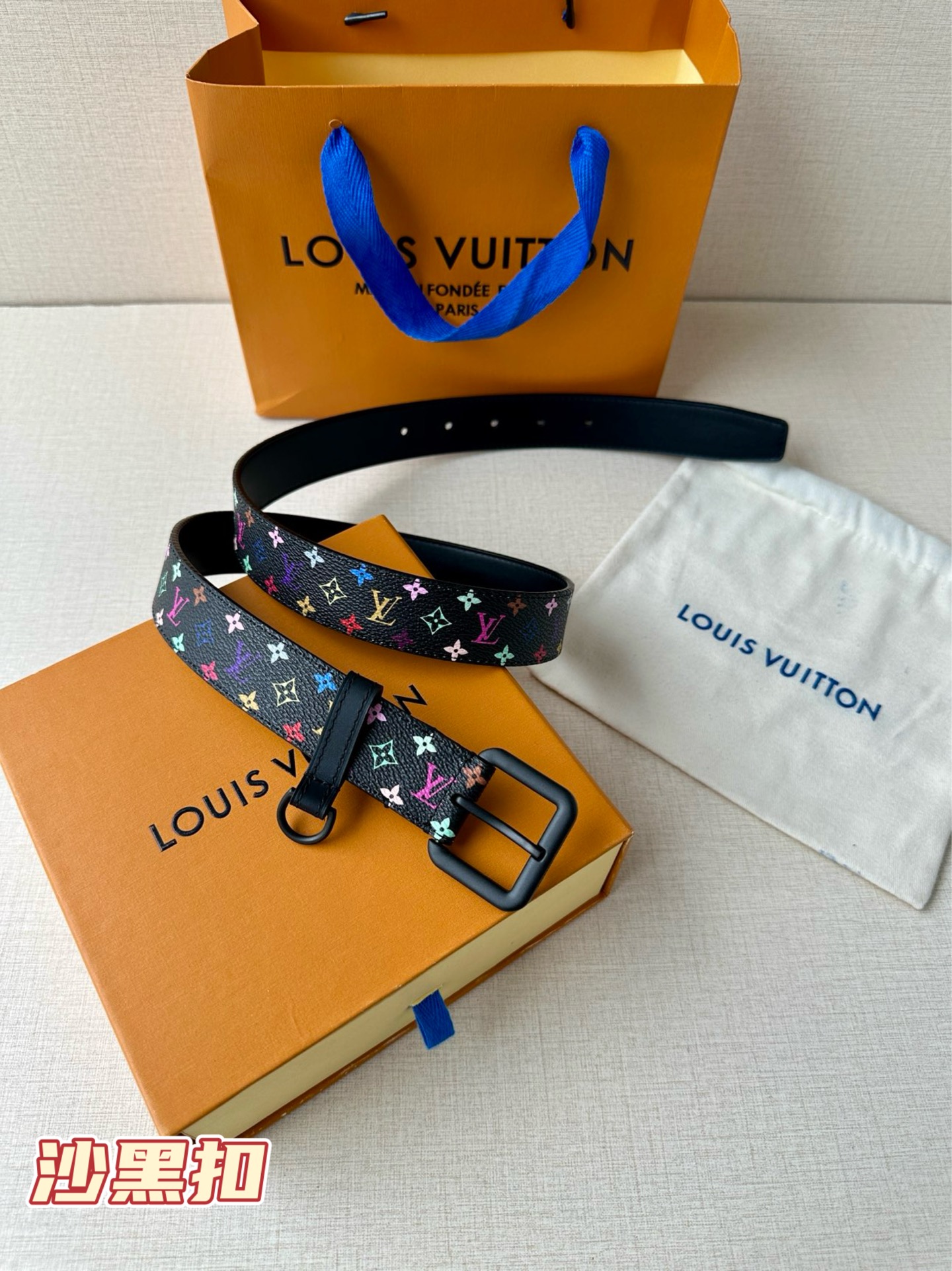 3.0宽 LV x TM LV D环腰带以其时尚的魅力增强了各种轮廓。这款配饰属于路易威登与有影响力的