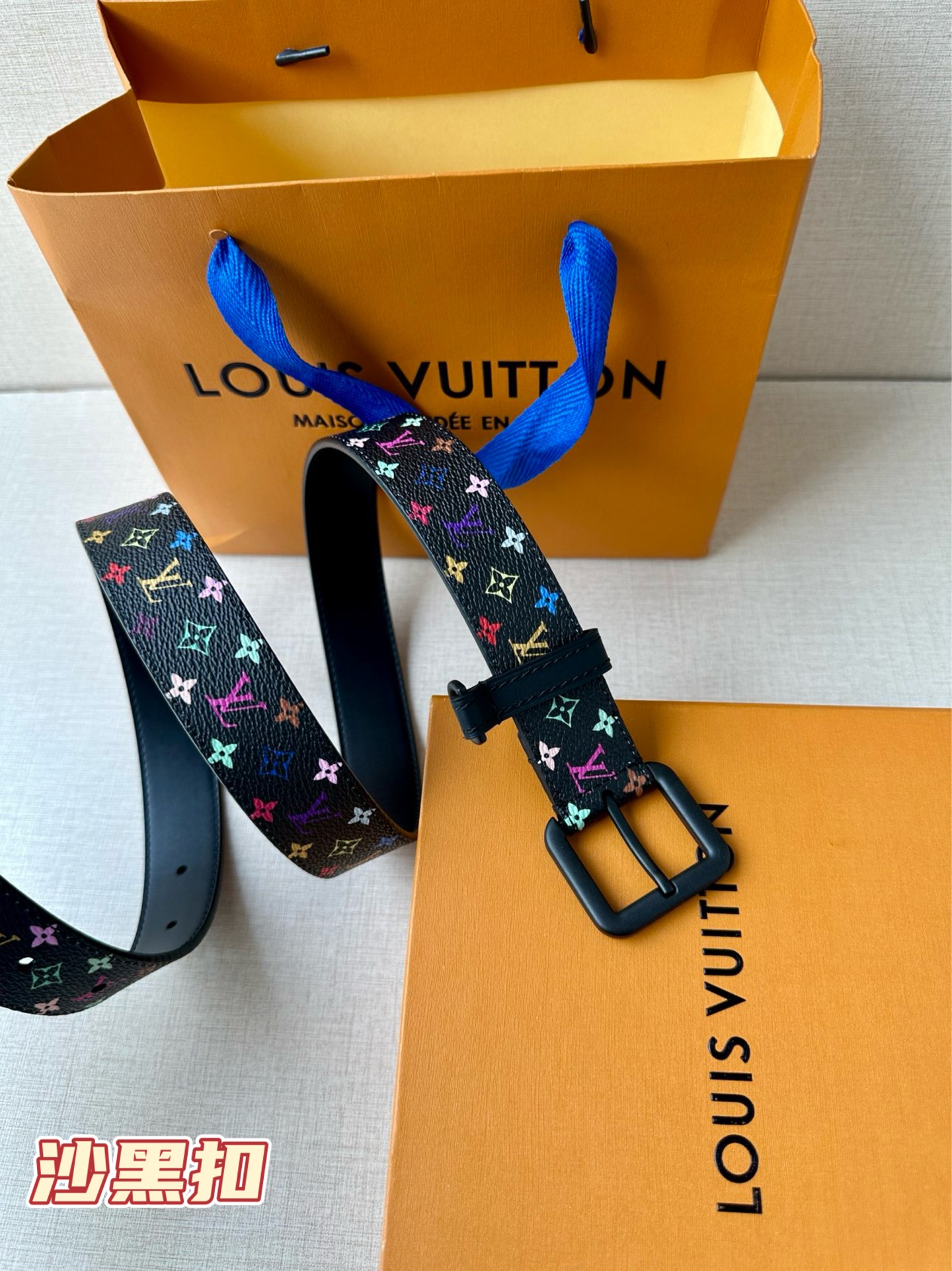  3.0宽 LV x TM LV D环腰带以其时尚的魅力增强了各种轮廓。这款配饰属于路易威登与有影响力的