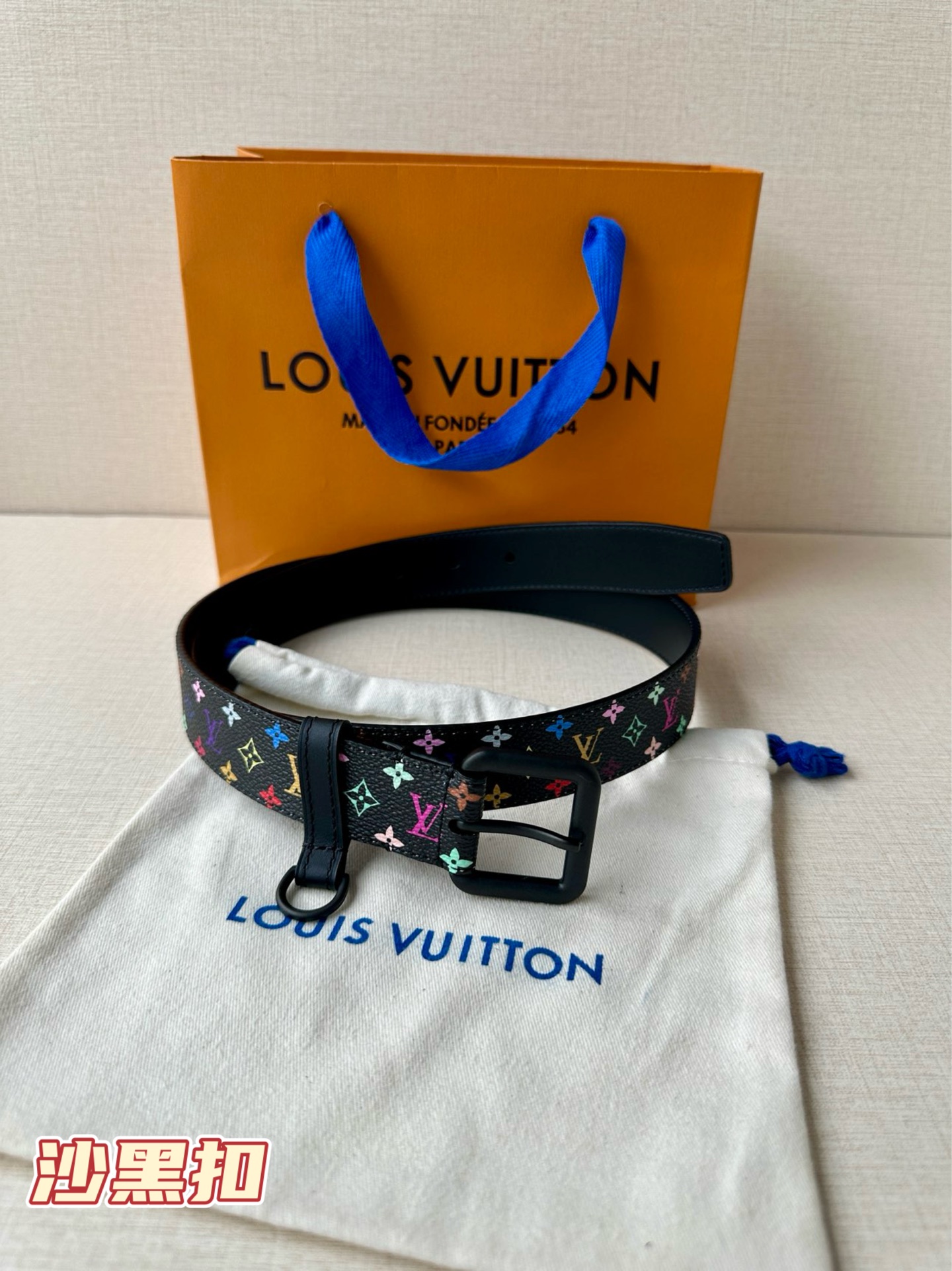  3.0宽 LV x TM LV D环腰带以其时尚的魅力增强了各种轮廓。这款配饰属于路易威登与有影响力的