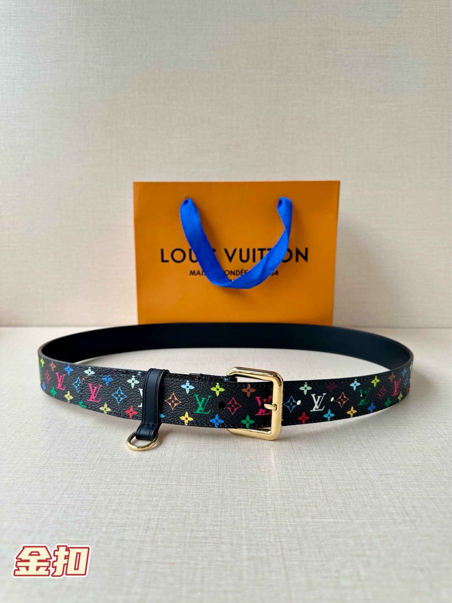 3.0宽 LV x TM LV D环腰带以其时尚的魅力增强了各种轮廓。这款配饰属于路易威登与有影响力的
