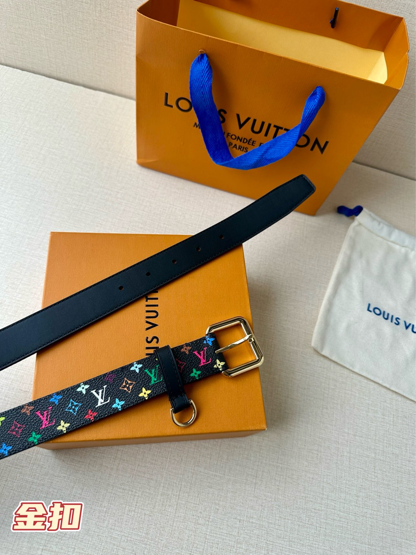  3.0宽 LV x TM LV D环腰带以其时尚的魅力增强了各种轮廓。这款配饰属于路易威登与有影响力的
