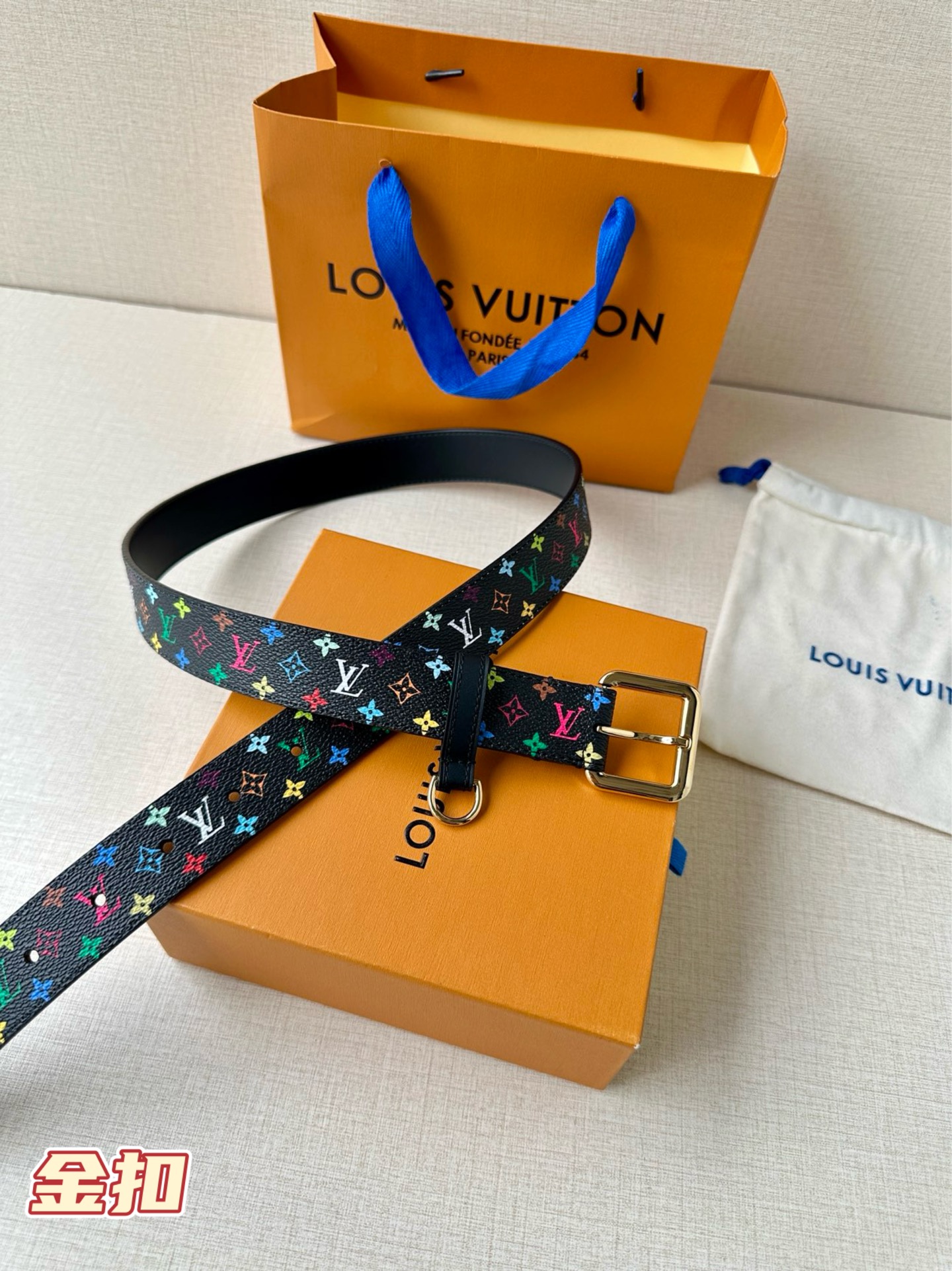  3.0宽 LV x TM LV D环腰带以其时尚的魅力增强了各种轮廓。这款配饰属于路易威登与有影响力的