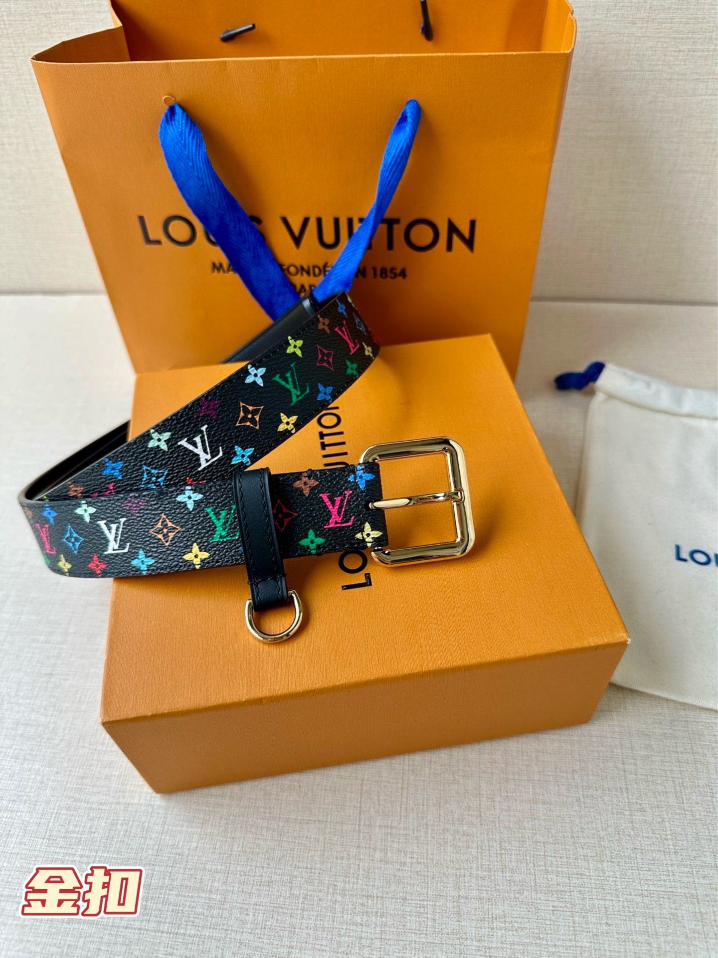  3.0宽 LV x TM LV D环腰带以其时尚的魅力增强了各种轮廓。这款配饰属于路易威登与有影响力的