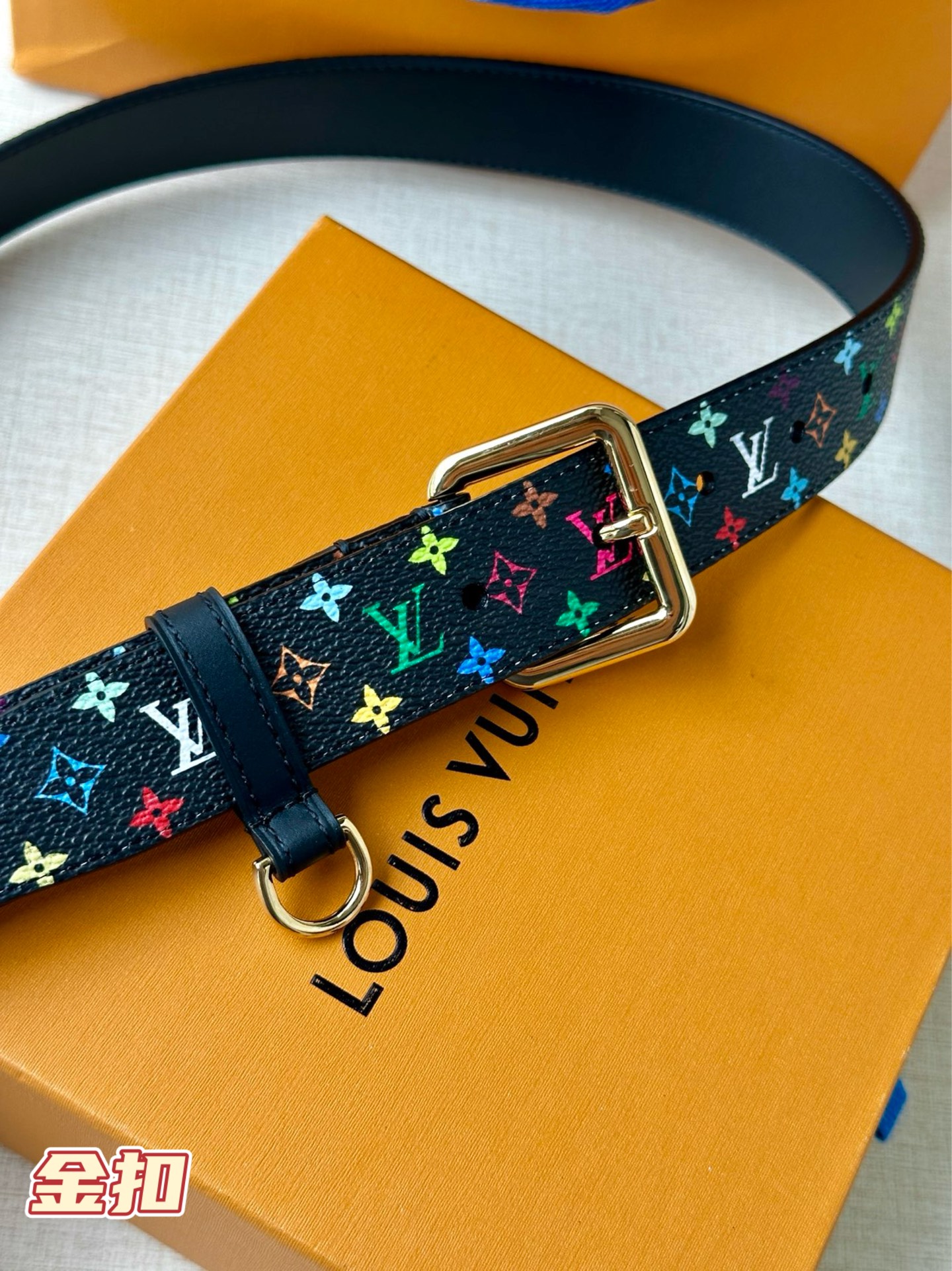  3.0宽 LV x TM LV D环腰带以其时尚的魅力增强了各种轮廓。这款配饰属于路易威登与有影响力的
