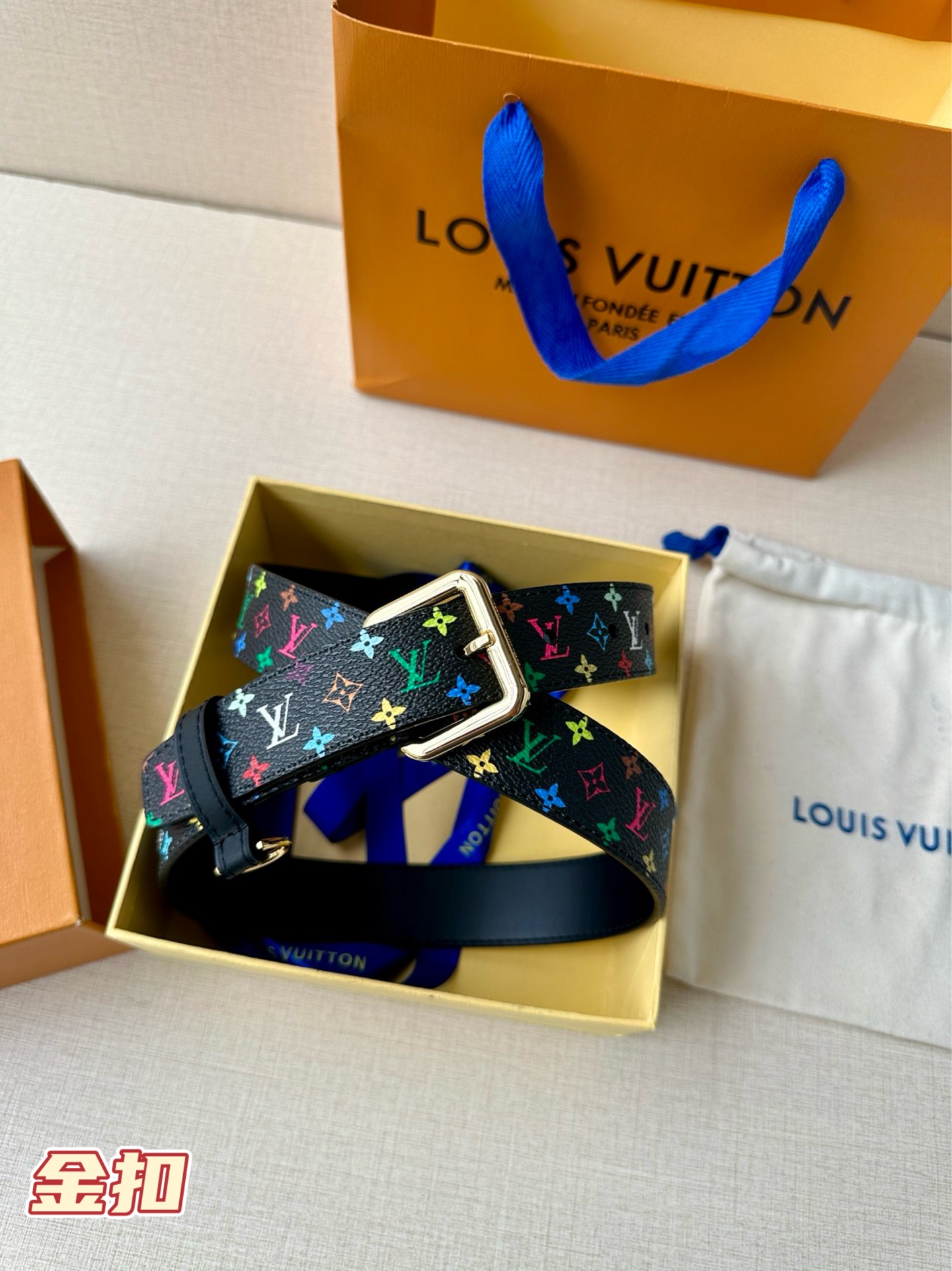  3.0宽 LV x TM LV D环腰带以其时尚的魅力增强了各种轮廓。这款配饰属于路易威登与有影响力的